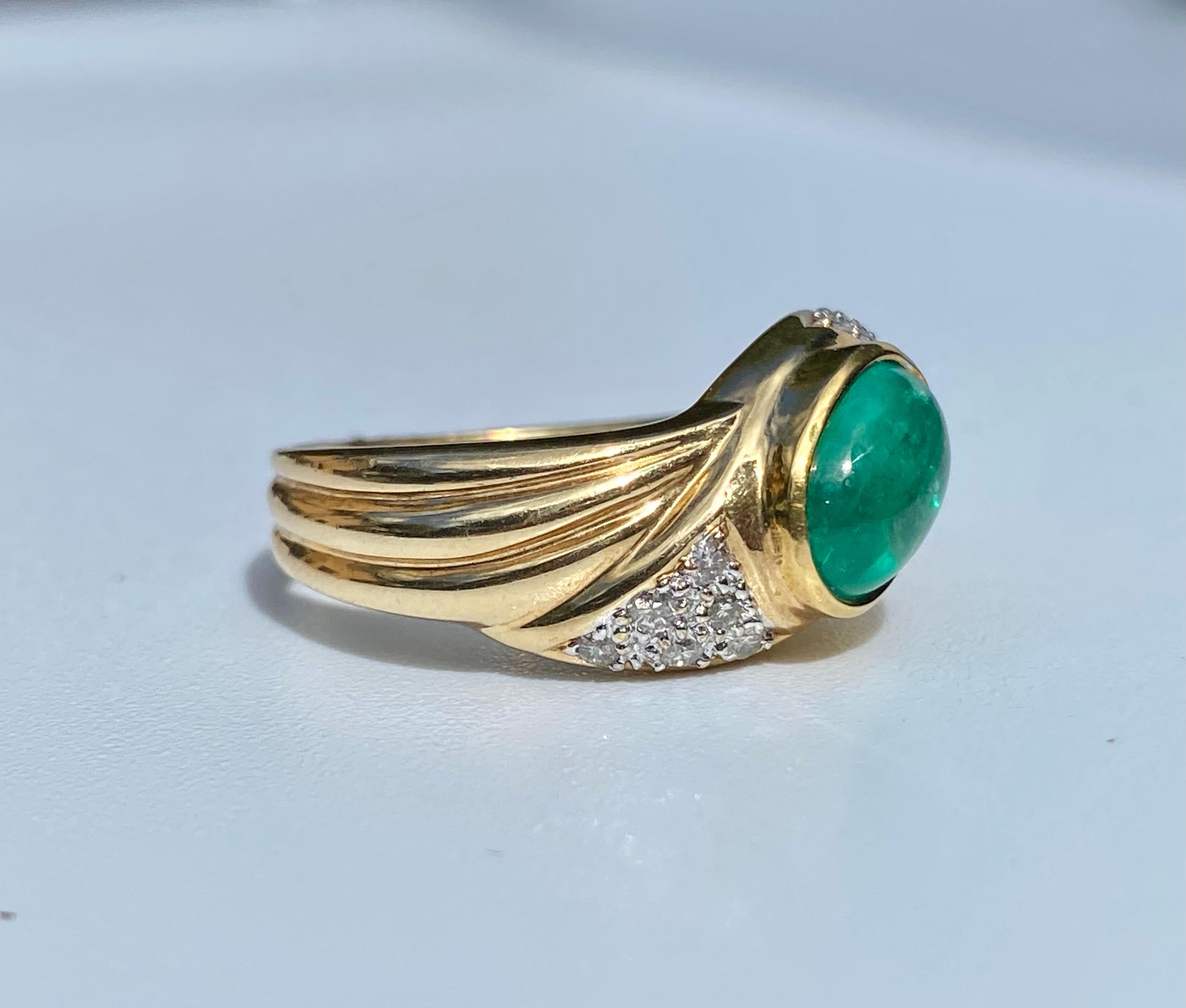 1.60 Carat Cabochon Cut Colombian Emerald and Diamond 14k Yellow Gold Ring For Sale 1