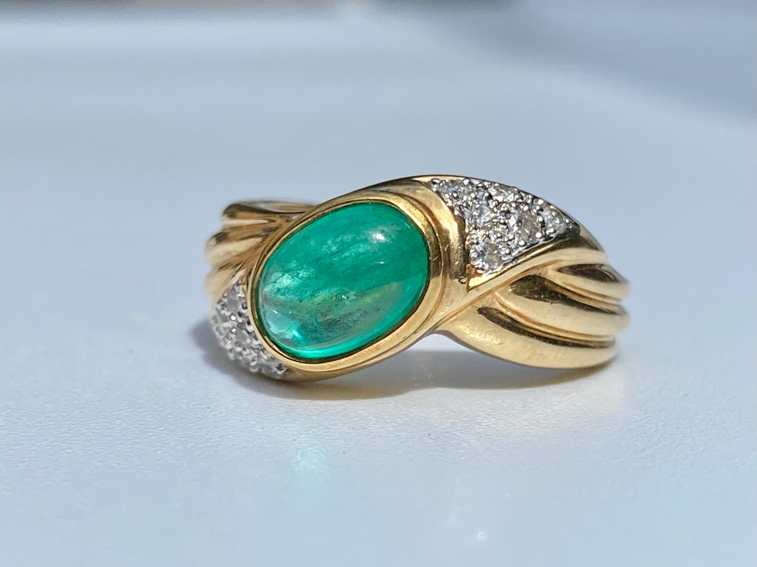 1.60 Carat Cabochon Cut Colombian Emerald and Diamond 14k Yellow Gold Ring For Sale 2