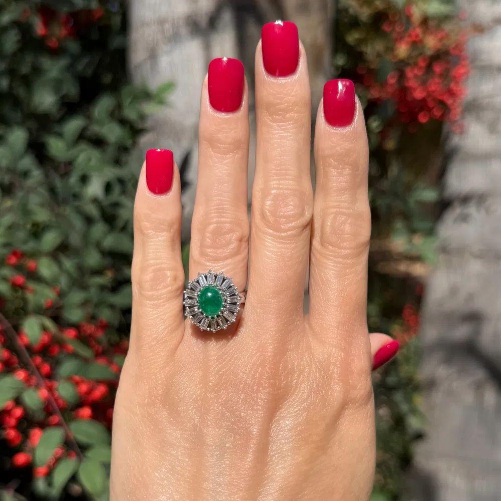 1,60 Karat Cabochon Smaragd und Baguette Diamant Platin Vintage Statement-Ring (Modernistisch) im Angebot