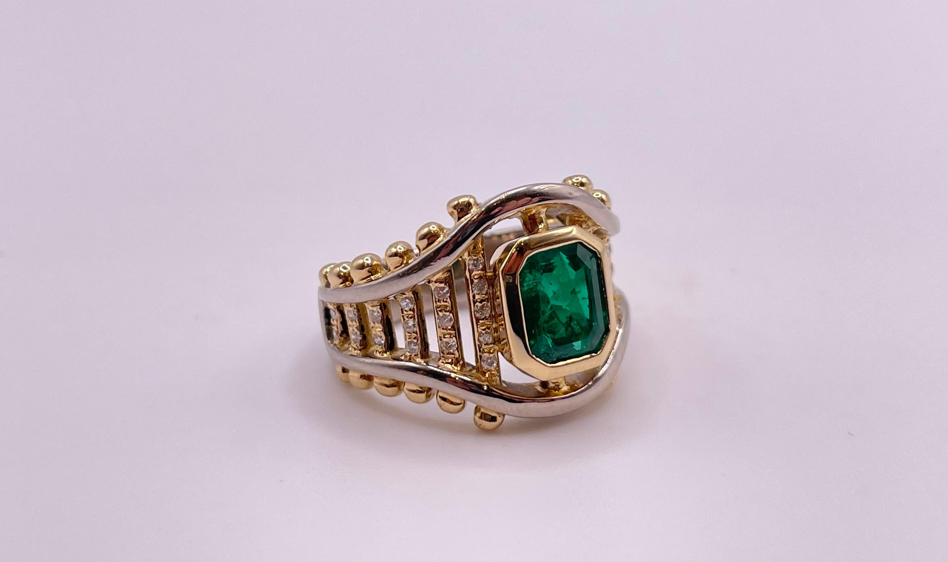 1.60 Carat Colombian Emerald and Diamond Ring 18K Gold and IGI Certificate In Excellent Condition For Sale In Firenze, FI