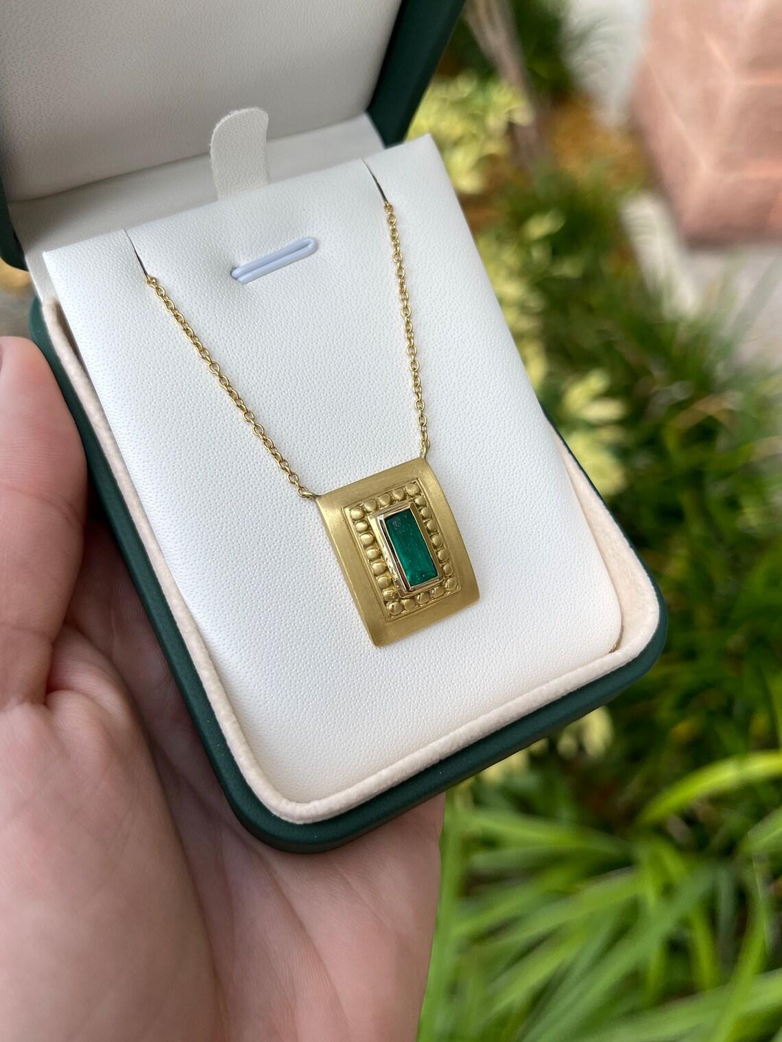 Modern 1.60 Carat Colombian Emerald Solitaire Necklace 18K Yellow Gold Anniversary Gift For Sale