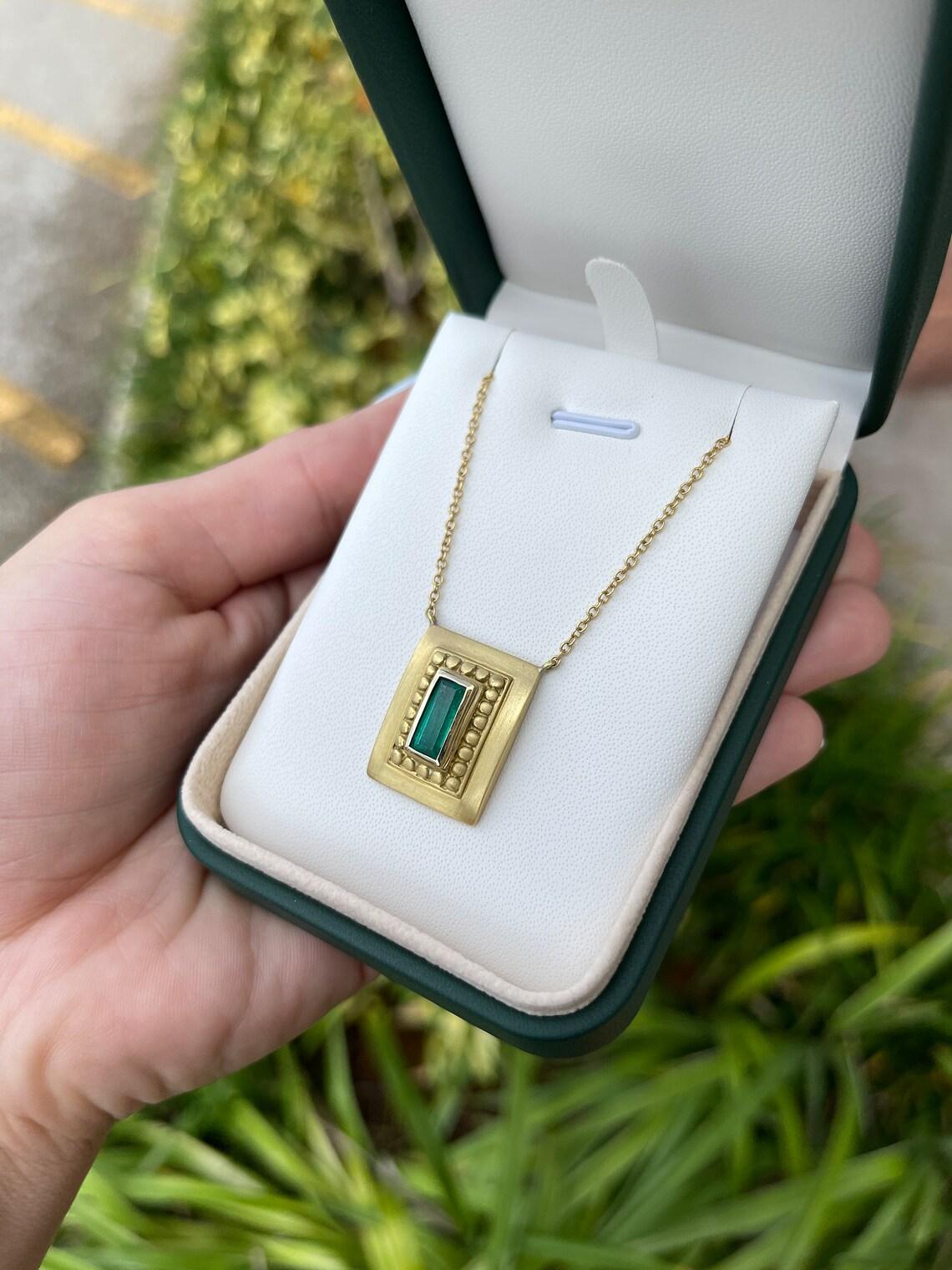 Emerald Cut 1.60 Carat Colombian Emerald Solitaire Necklace 18K Yellow Gold Anniversary Gift For Sale