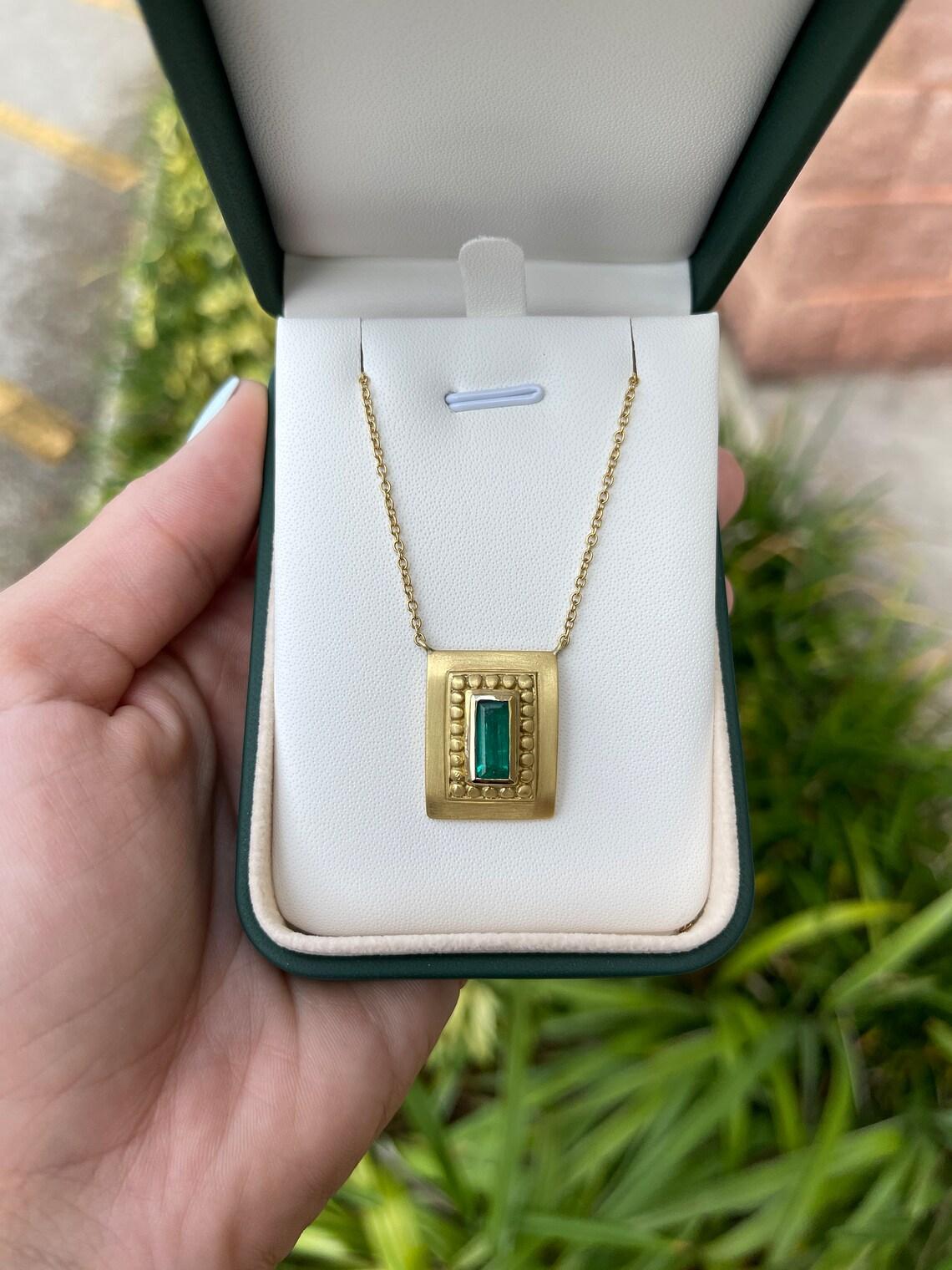 1.60 Carat Colombian Emerald Solitaire Necklace 18K Yellow Gold Anniversary Gift In New Condition For Sale In Jupiter, FL