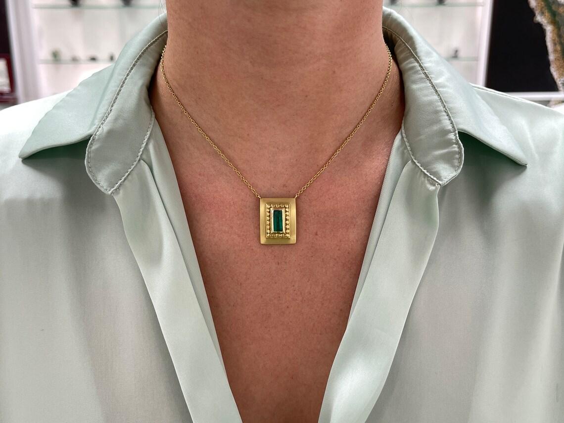 Women's 1.60 Carat Colombian Emerald Solitaire Necklace 18K Yellow Gold Anniversary Gift For Sale