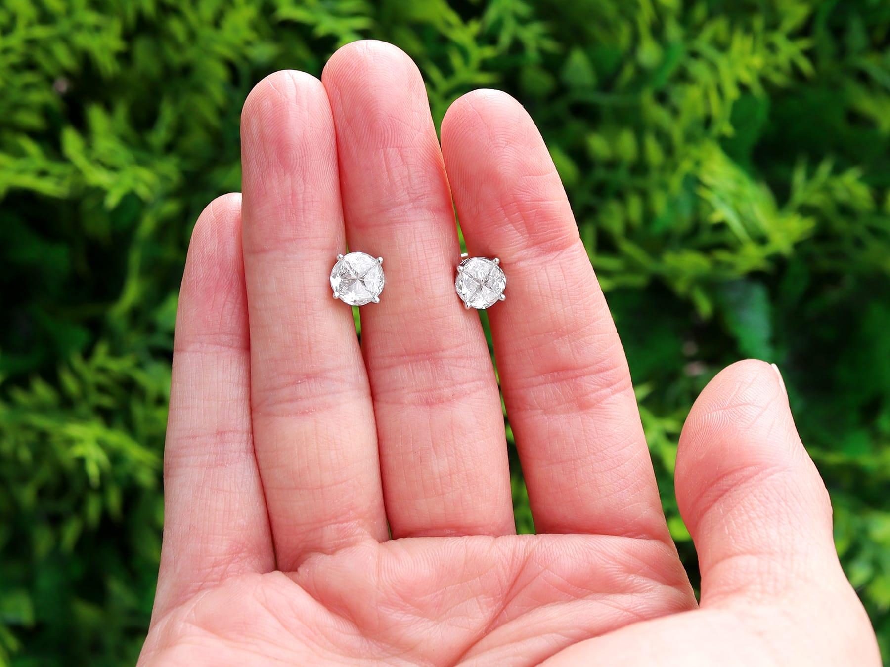 Un paio di orecchini contemporanei con diamanti da 1,60 carati e oro bianco 18 carati, parte della nostra collezione di gioielli con diamanti.

Questi splendidi, raffinati e impressionanti orecchini con diamanti sono stati realizzati in oro bianco