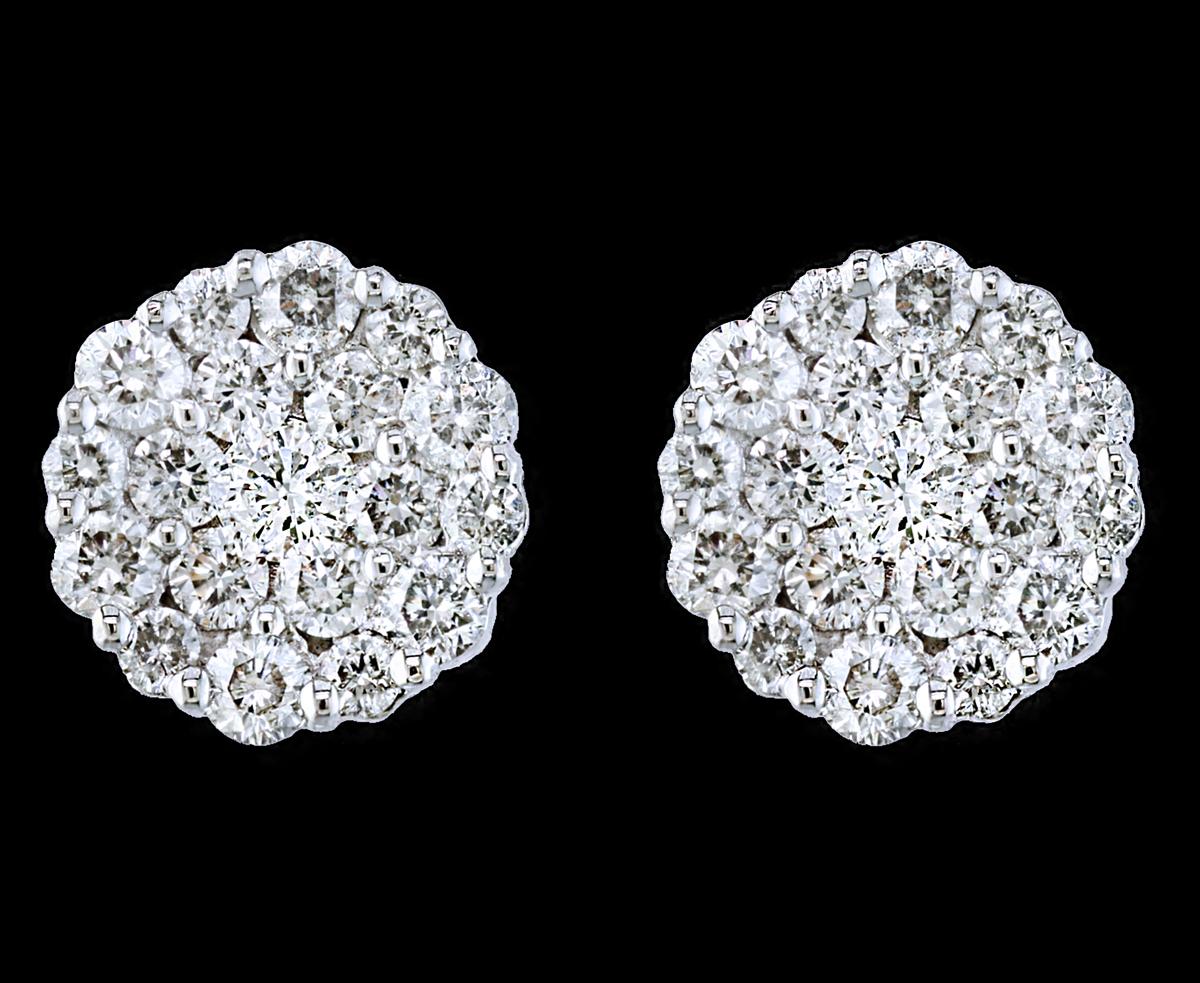 Taille ronde Clous d'oreilles en or blanc 18 carats avec fleur en grappe de diamants de 1,60 carat en vente