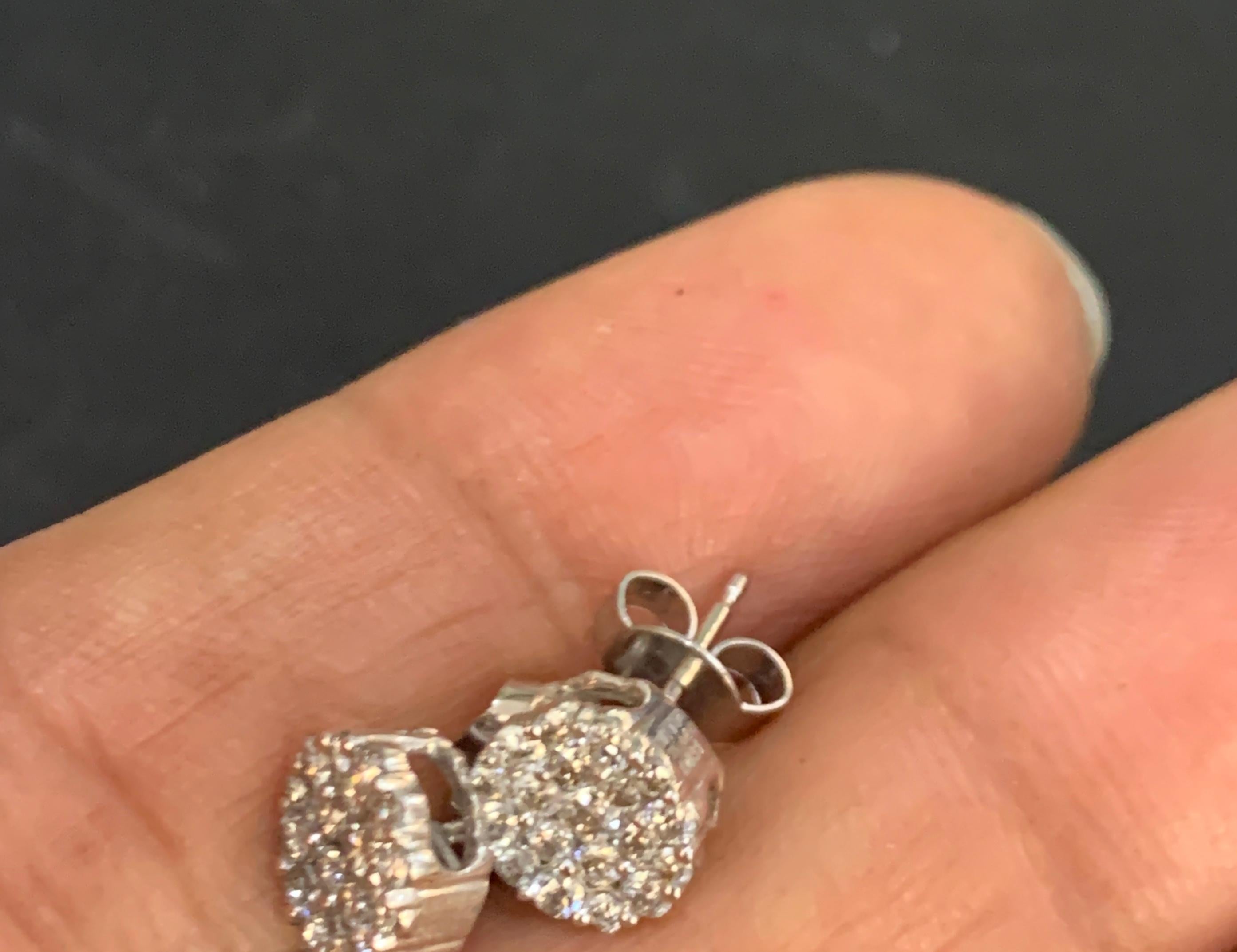 Clous d'oreilles en or blanc 18 carats avec fleur en grappe de diamants de 1,60 carat en vente 3