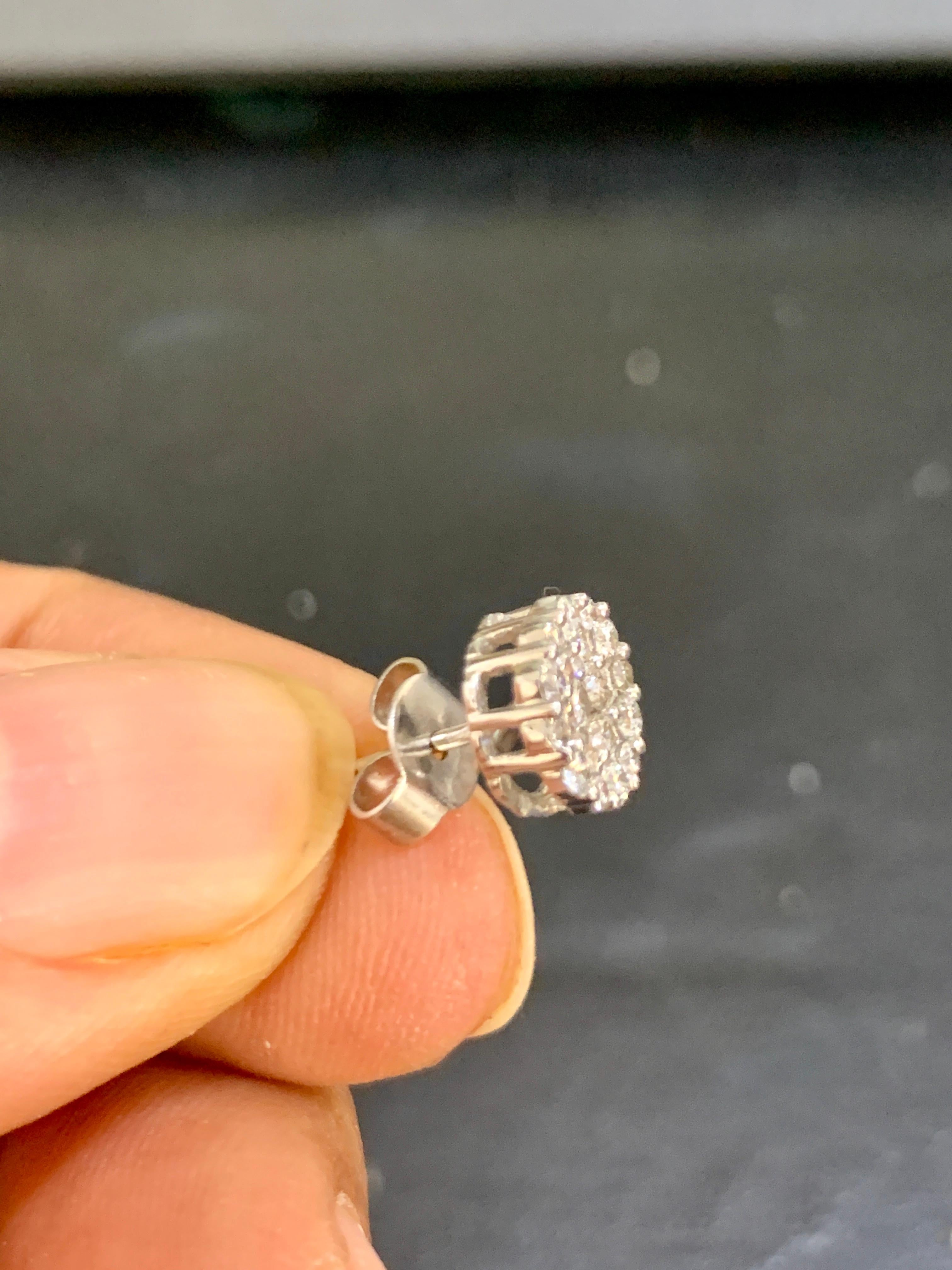 Clous d'oreilles en or blanc 18 carats avec fleur en grappe de diamants de 1,60 carat en vente 4