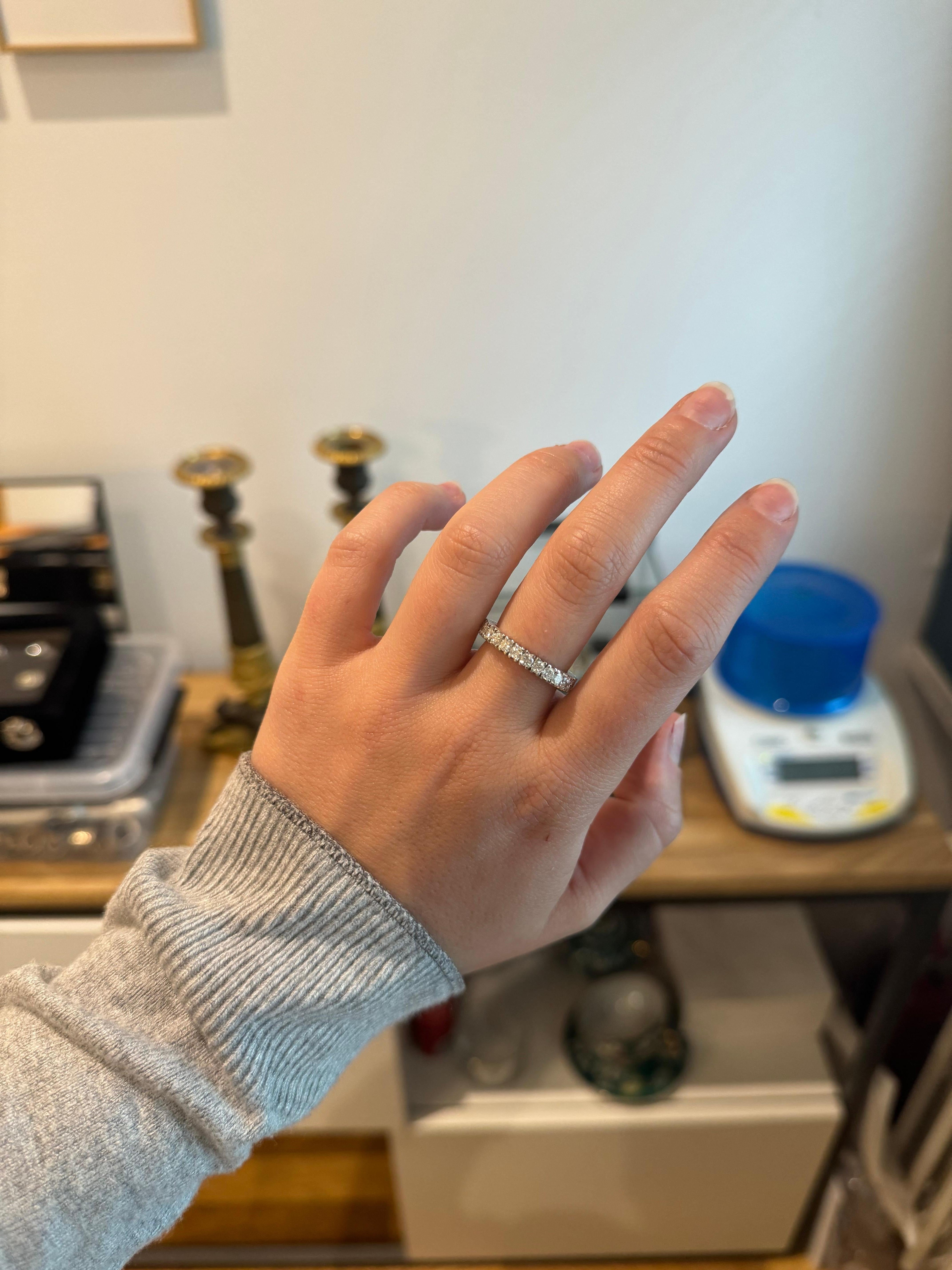 Full eternity diamond ring. 

18 Karat white gold ring set with 26 brilliant diamonds for a total of approximately 1.60 Carat (H/I color - Vs clarity). 

Weight : 4,4 grams 

The size of the ring is a EU 55. Resizing possible. 