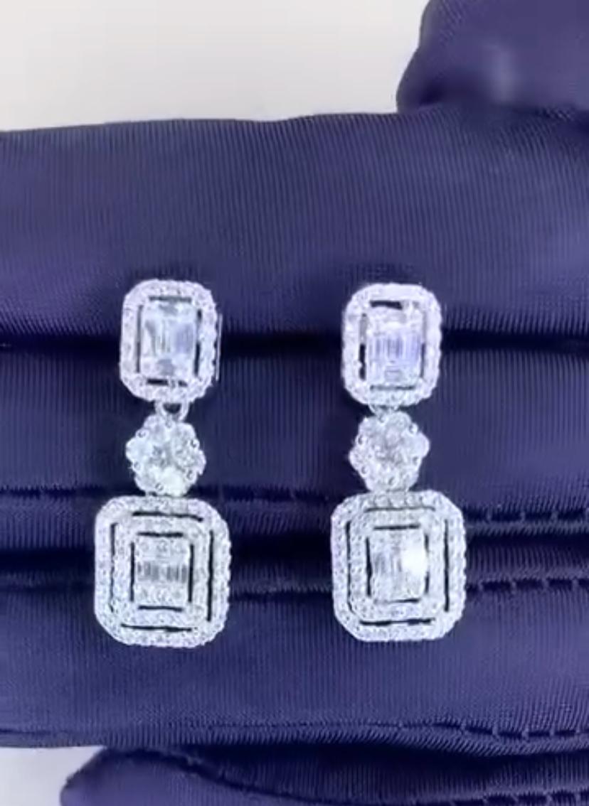 An exclusive illusion Diamonds earrings,in modern design, so elegant and refined style.
Elevate your timeless of beauty, and add a touch of light on your look.
Stunning earrings come in 18k gold with natural diamonds in round and baguettes cut, of