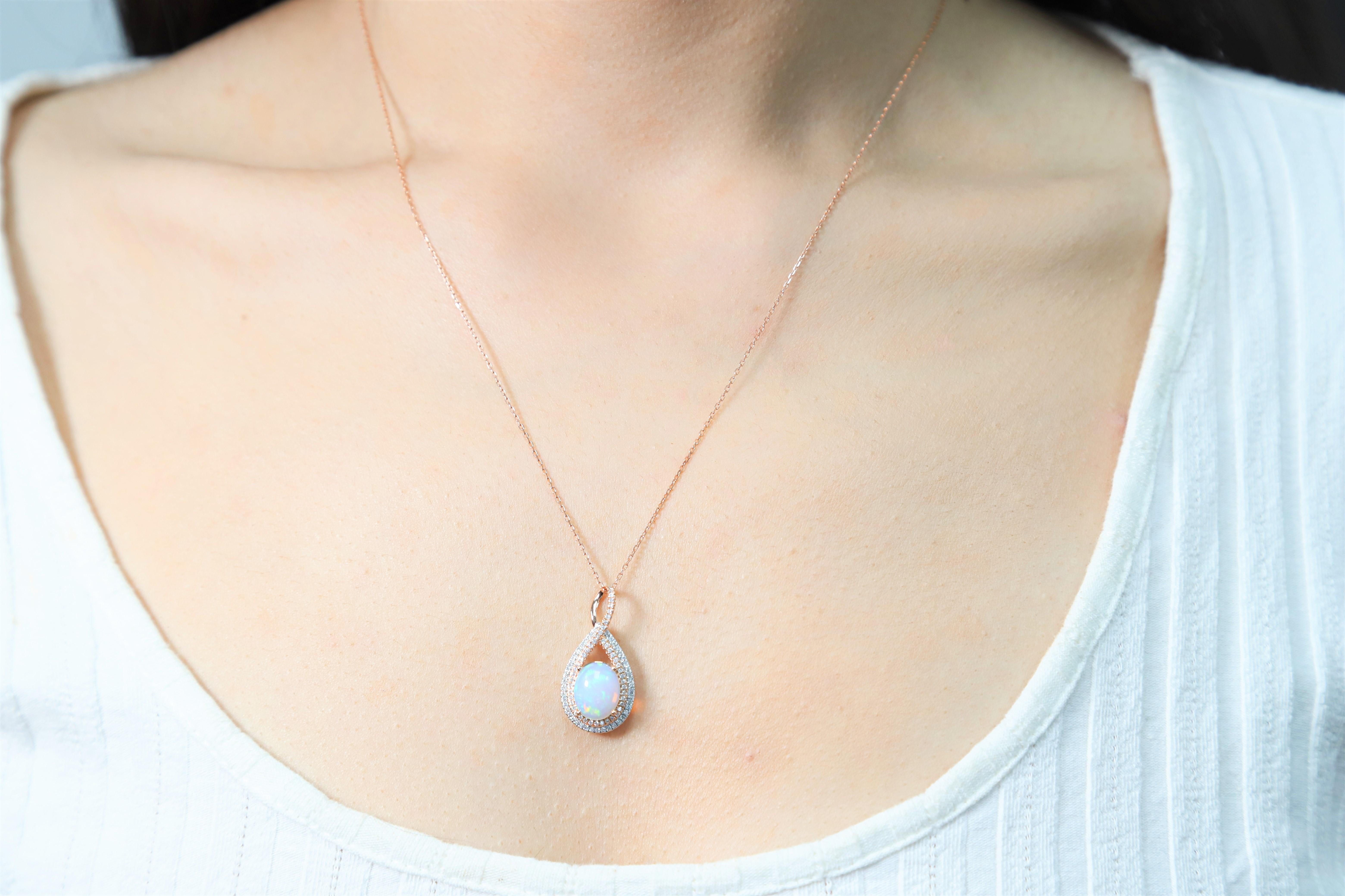 Questo bellissimo ciondolo con opale è realizzato in oro rosa e bianco da 14 carati e presenta un opale etiope da 1,60 carati e 93 diamanti rotondi di qualità GH- I1 con 0,25 carati di incastonatura. Questo ciondolo viene fornito con una catena a