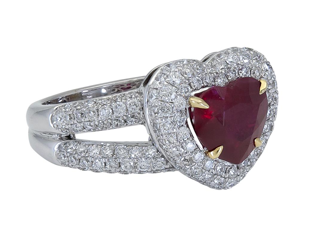 Contemporaneo Anello di fidanzamento a doppia fila di rubini e diamanti a forma di cuore da 1,60 carati in vendita