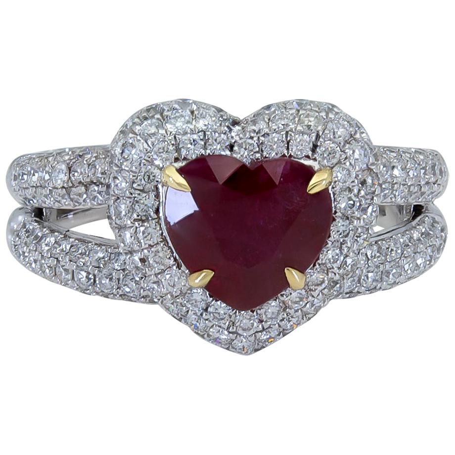 Bague de fiançailles à double rangée de rubis en forme de cœur de 1,60 carat et halo de diamants