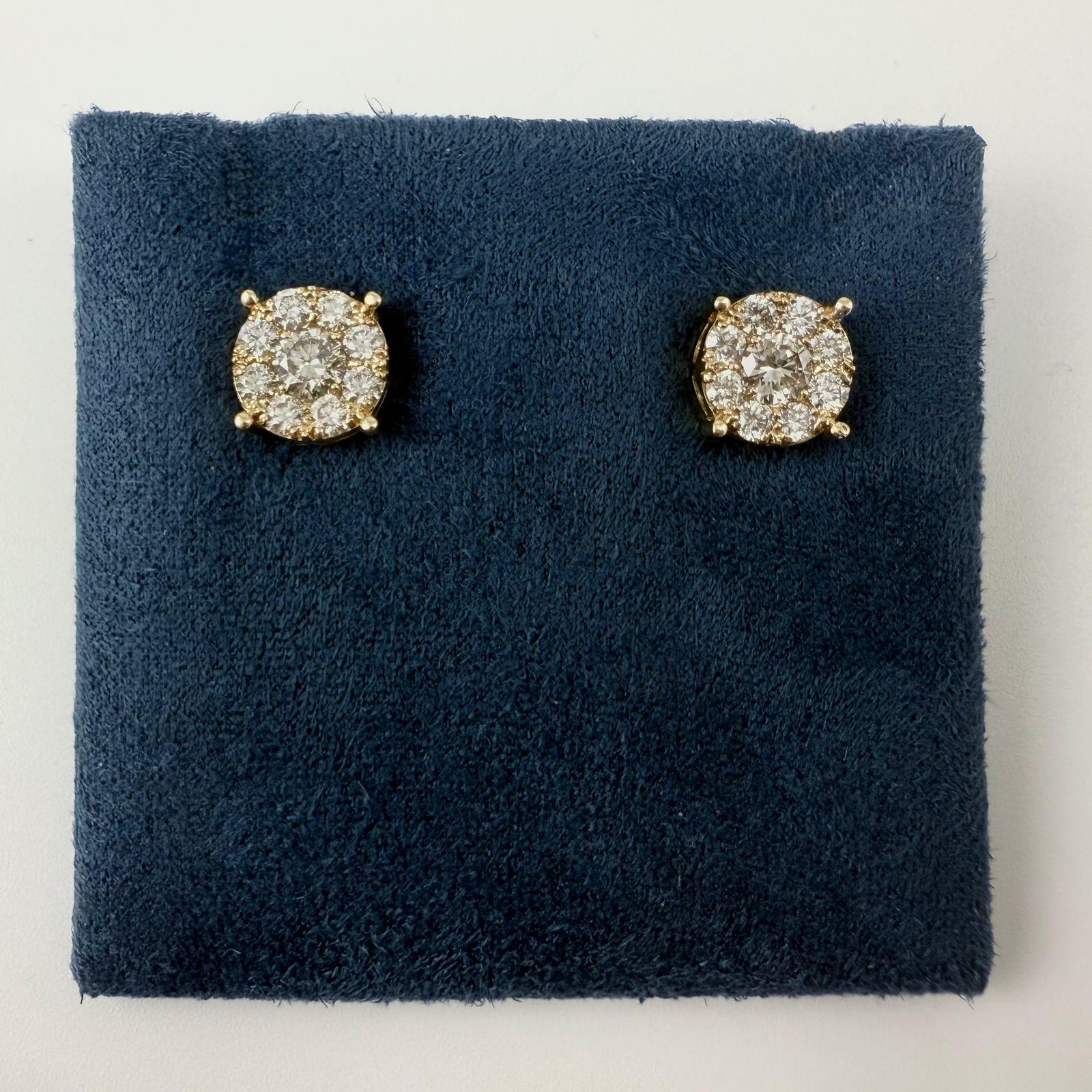 Questi orecchini con diamanti a illusione offrono la brillantezza di una pietra singola più grande grazie a un gruppo di 18 diamanti rotondi taglio brillante sapientemente incastonati. Il design a illusione massimizza lo scintillio, dando l'aspetto