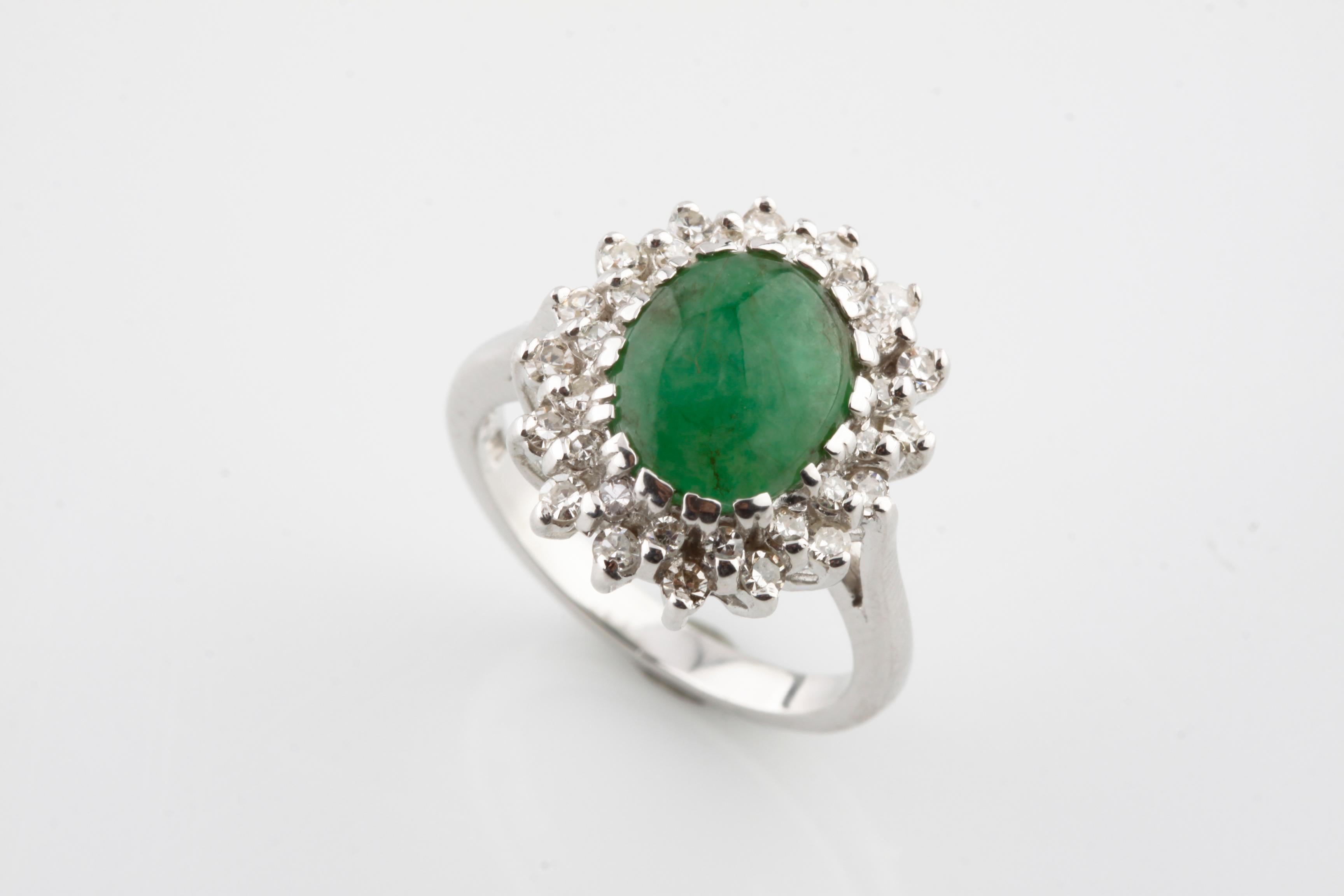 Un anillo de jadeíta y diamantes fundidos en oro blanco de 14 quilates para señora, probado electrónicamente, con acabado brillante. El estado es nuevo, buena mano de obra. La marca es GM. Identificado con marcas de 