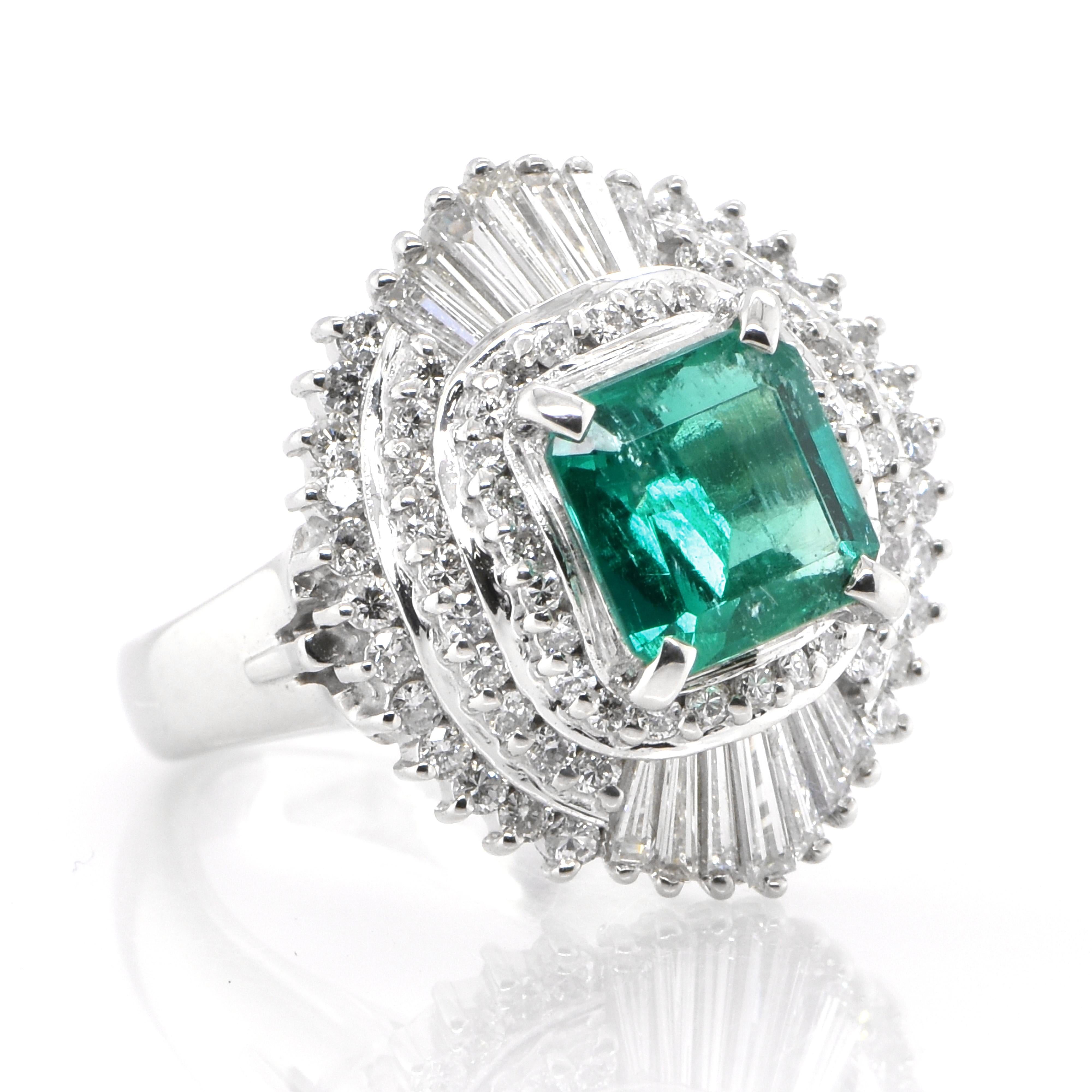  1.60 Carat Natural Emerald and Diamond Ring Set in Platinum In Excellent Condition For Sale In Tokyo, JP