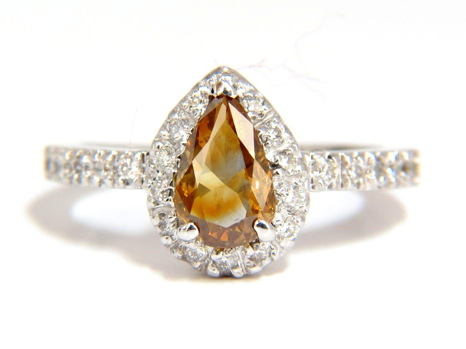 Anillo de diamantes talla pera de color amarillo dorado brillante Flash Browns Fancy.

Color natural fantasía Diamante central: 1,10ct. 

Forma de pera

5,2 X 7,9 mm

Si-1 claridad



.60ct. Diamantes redondos laterales:

G-color Vs-2 claridad.

oro