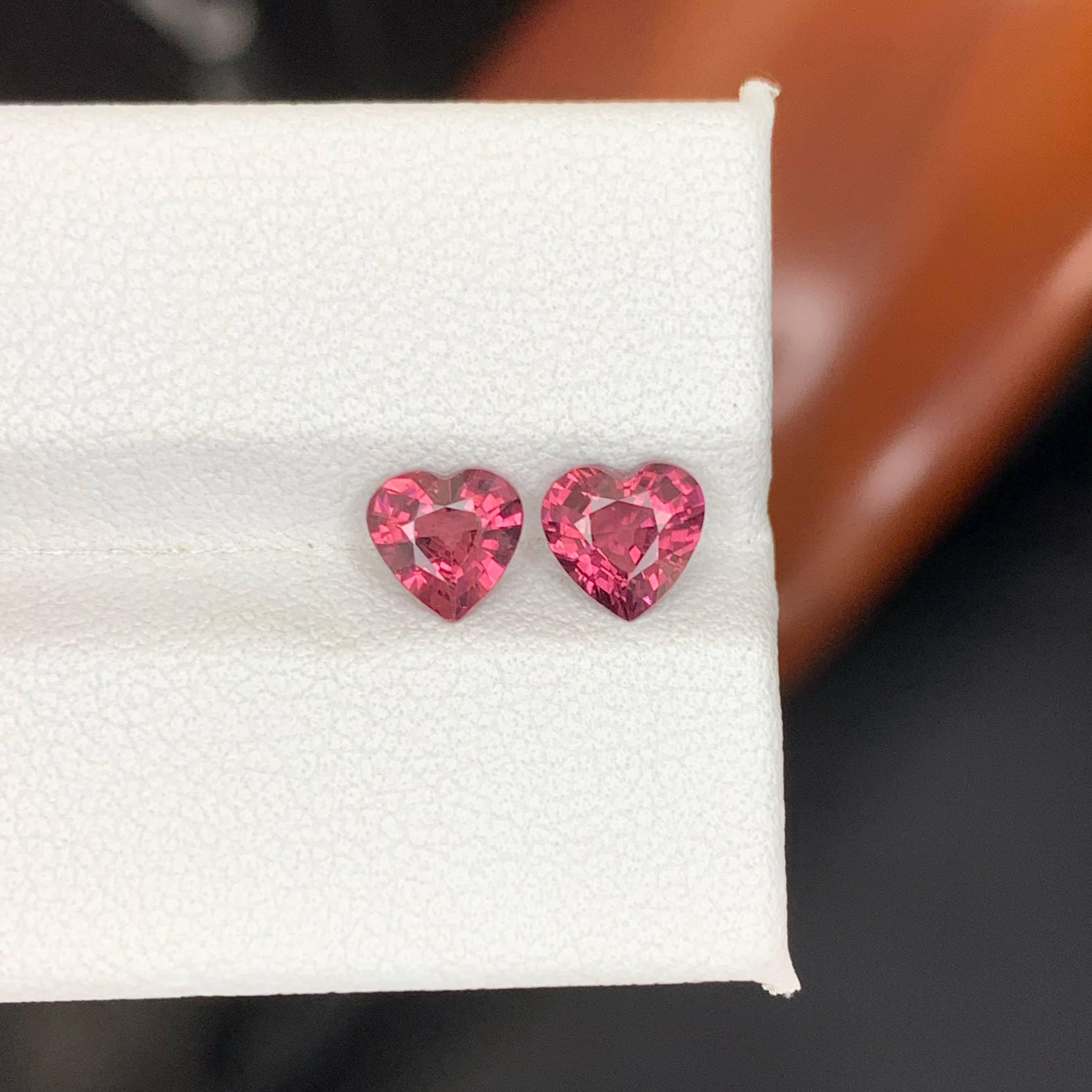 Gemas de granate rosa africano sueltas de 2 piezas en forma de corazón de 1,60 quilates naturales en Nuevo estado para la venta en Bangkok, TH