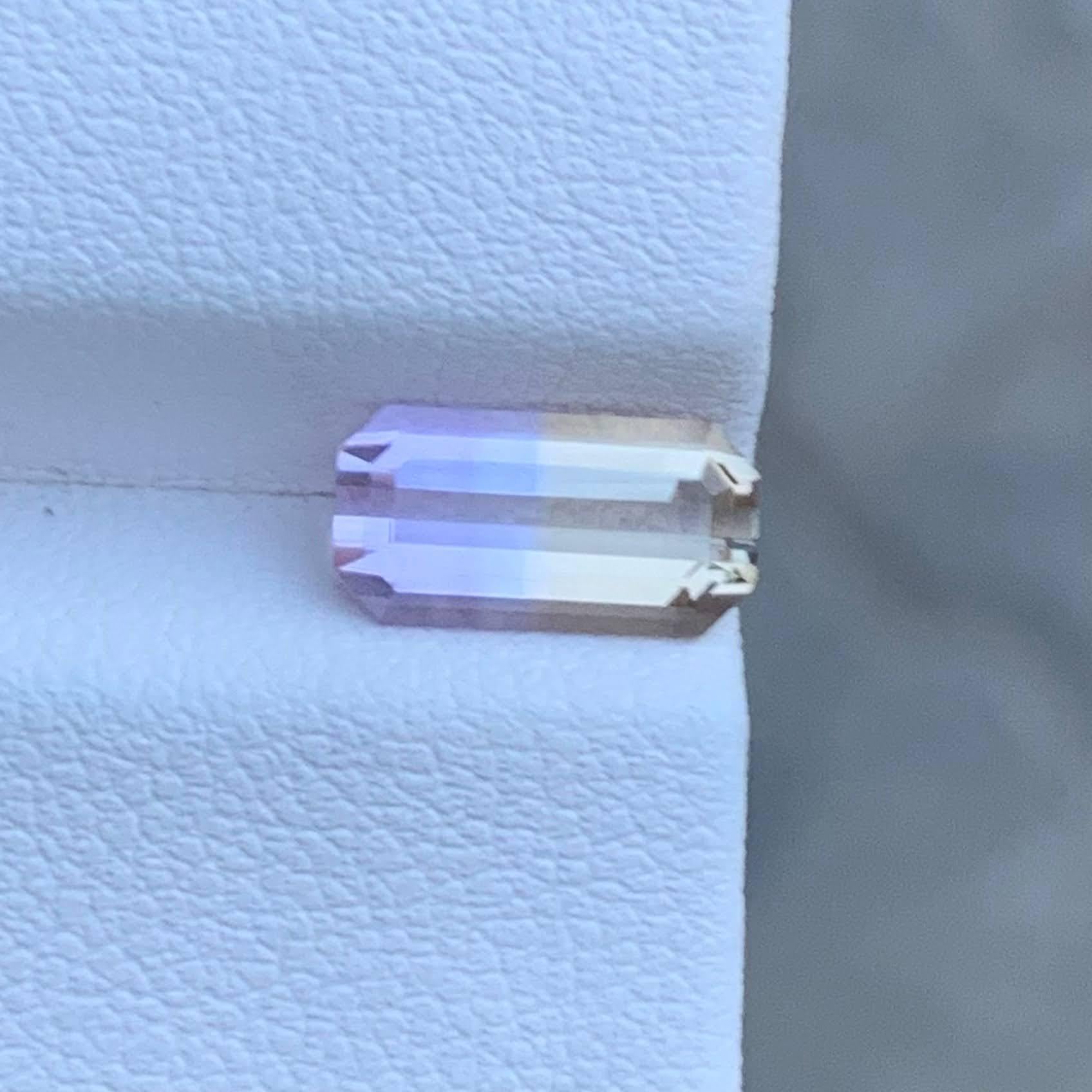 Gewicht 1,60 Karat 
Abmessungen 10,1 x5,2x3 mm
Behandlung Keine 
Herkunft Bolivien 
Clarity Eye Clean 
Form Schliff Smaragd 





Dieser 1,60 Karat schwere, lose, zweifarbige Amethyst aus Bolivien ist ein faszinierender Edelstein, der die goldenen