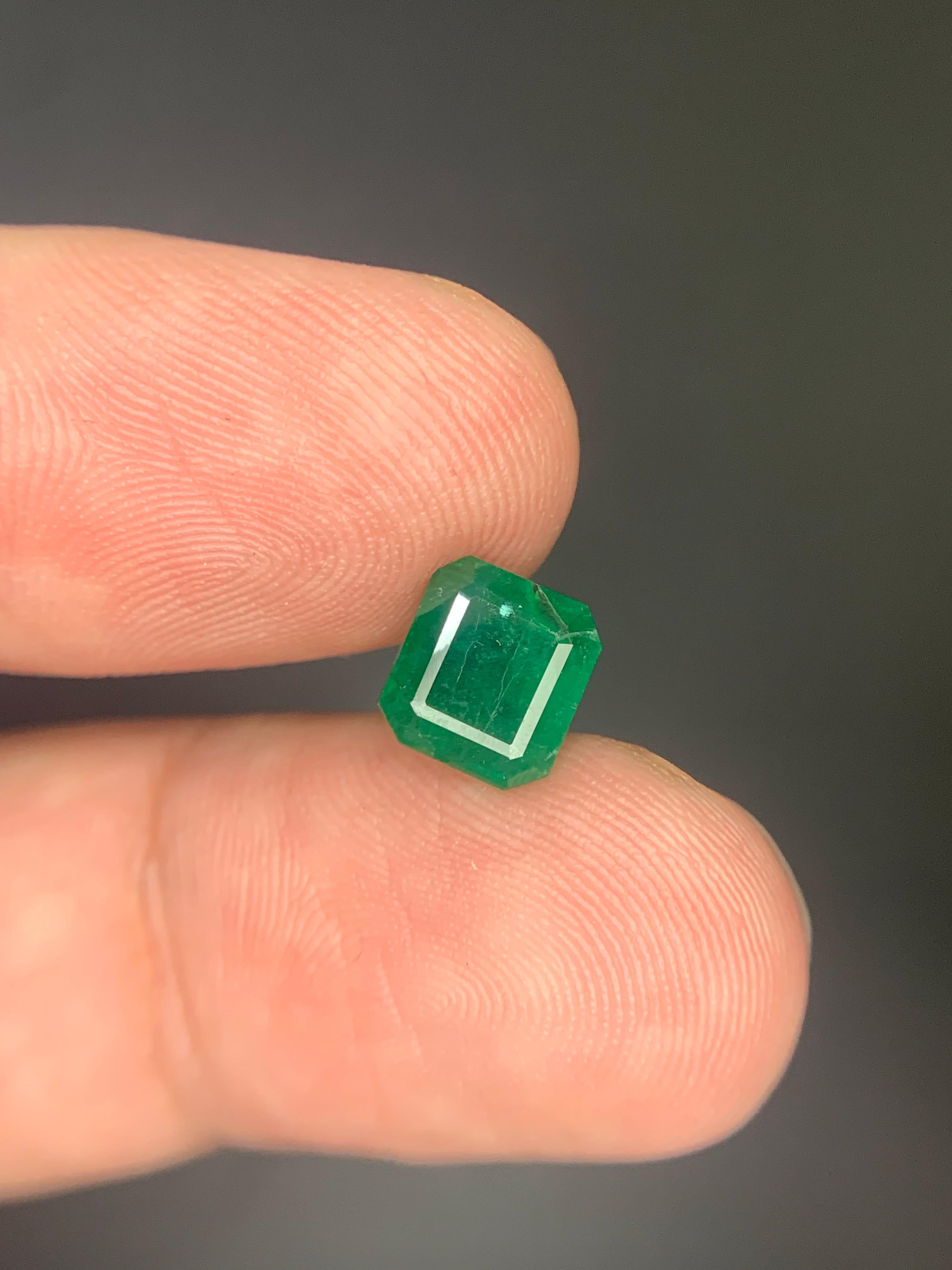 Émeraude en vrac

Poids : 1.60 Carats
Dimension : 7,6 x 6,9 x 4,1 mm
Origine : Swat Pakistan
Forme : Émeraude
Traitement : Huile mineure (normale pour le commerce)
Certificat : Sur demande du client

Nichée dans les vallées luxuriantes de Swat, dans