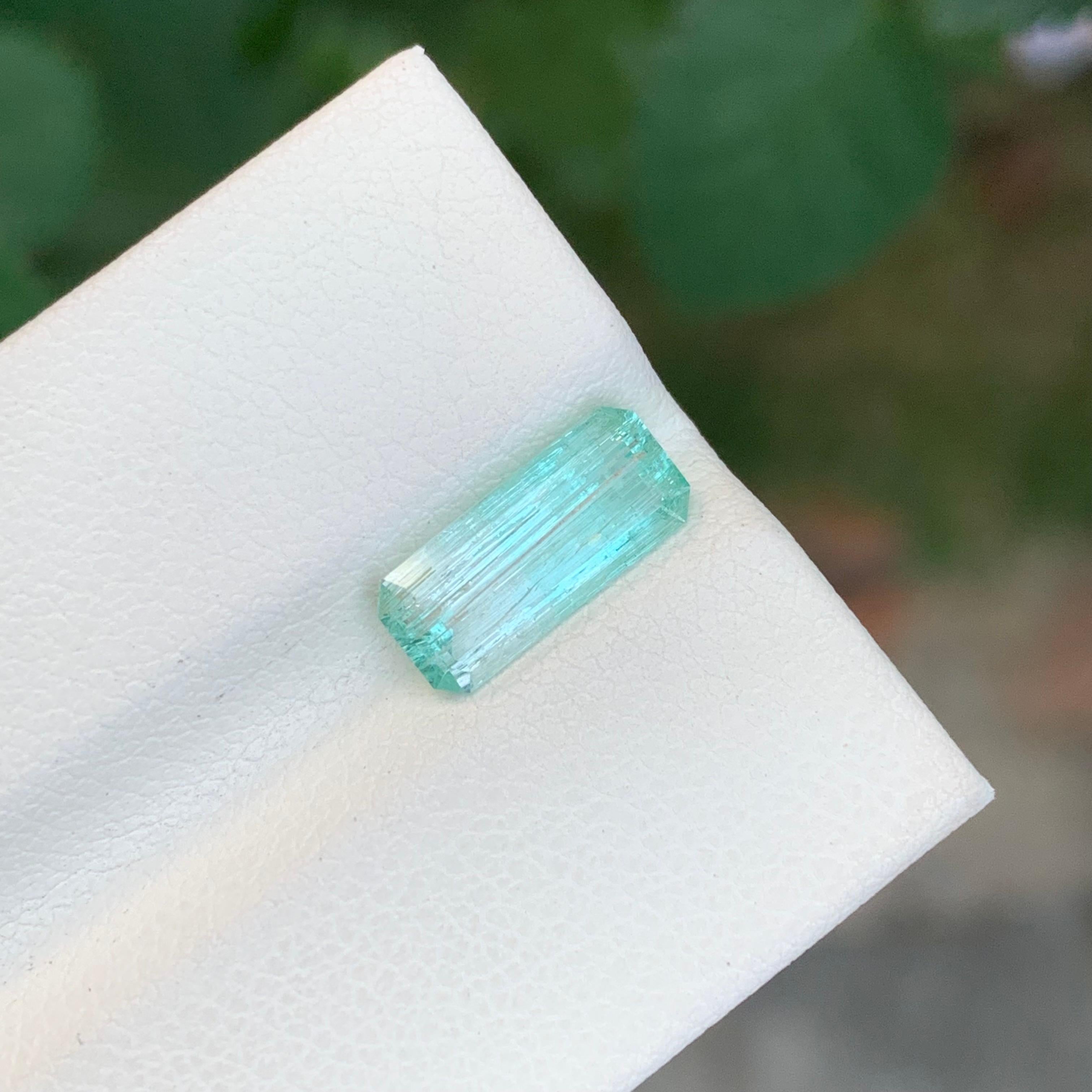 1.60 Carat Natural Loose Green Emerald Beryl Gemstone For Sale 4