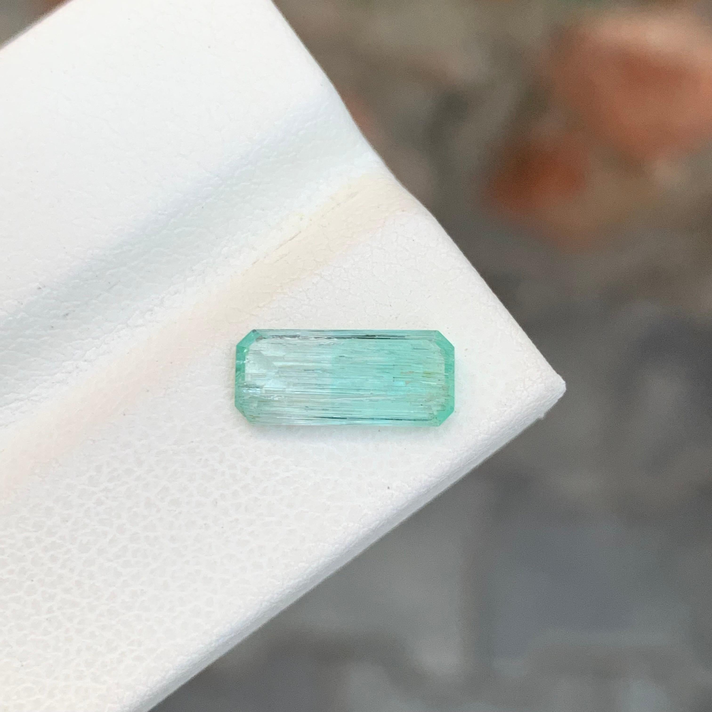 Women's or Men's 1.60 Carat Natural Loose Green Emerald Beryl Gemstone For Sale