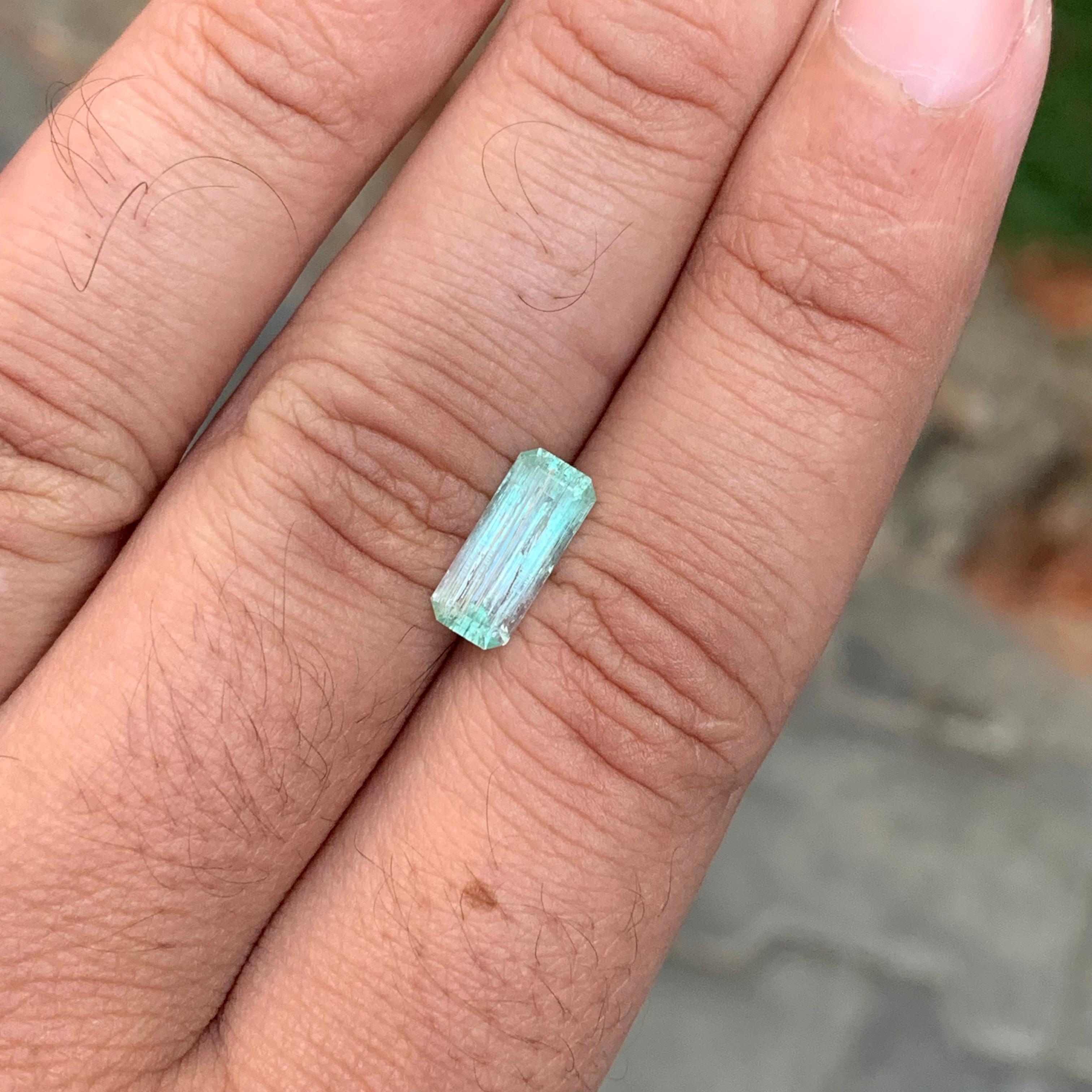 1.60 Carat Natural Loose Green Emerald Beryl Gemstone For Sale 3