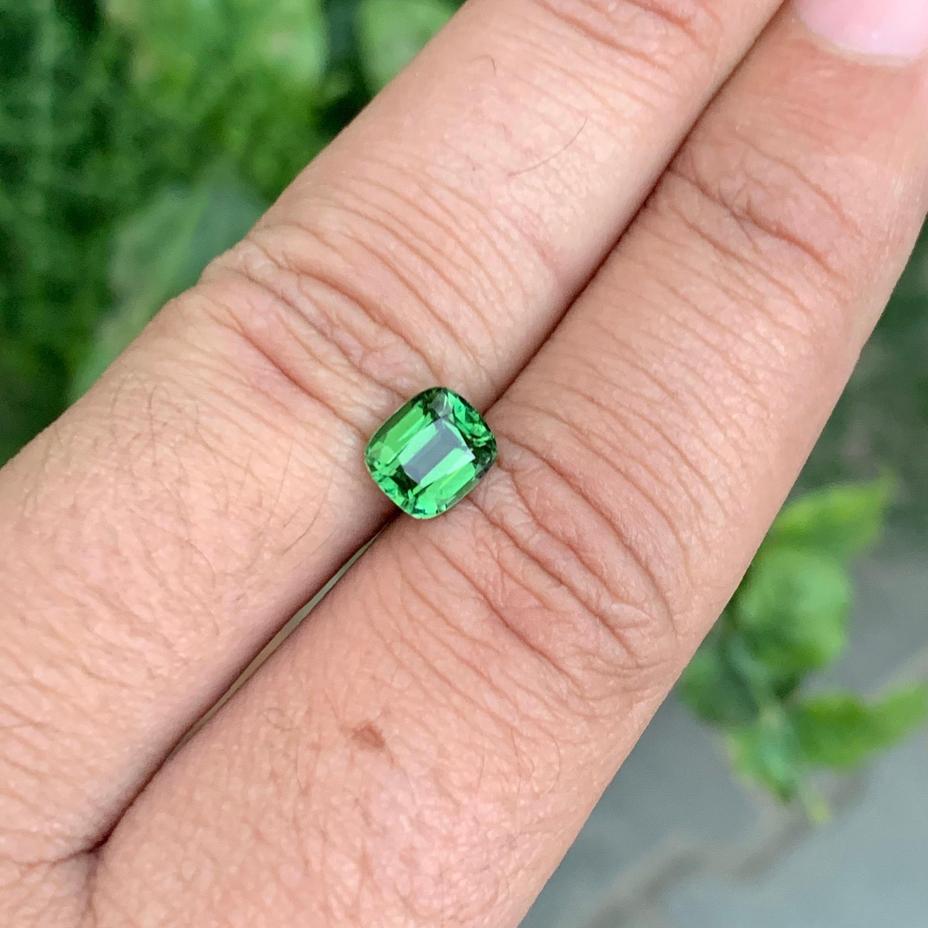 1.60 Carat Natural Loose Green Tourmaline Cushion Shape Gem en vente 4