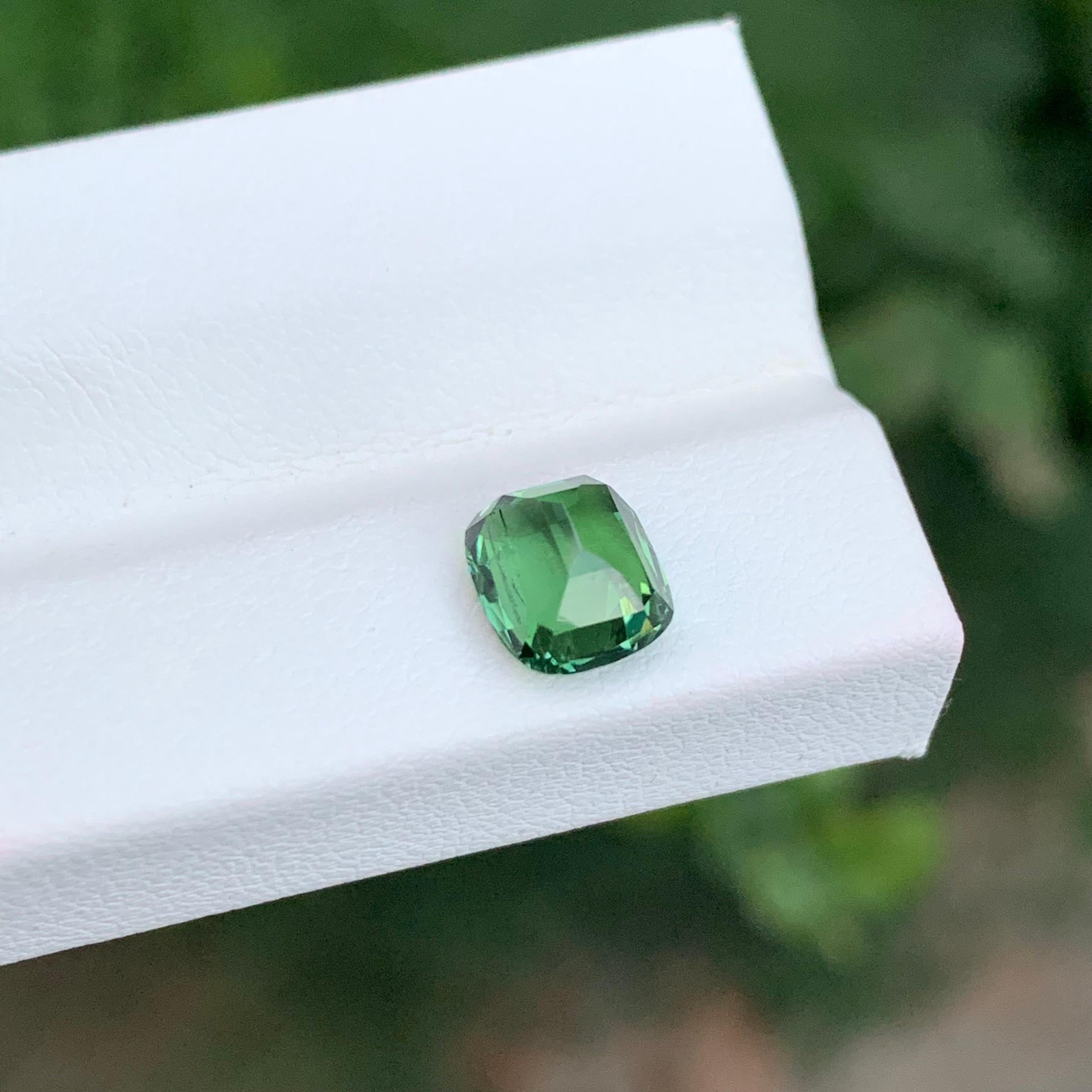 1.60 Carat Natural Loose Green Tourmaline Cushion Shape Gem Unisexe en vente