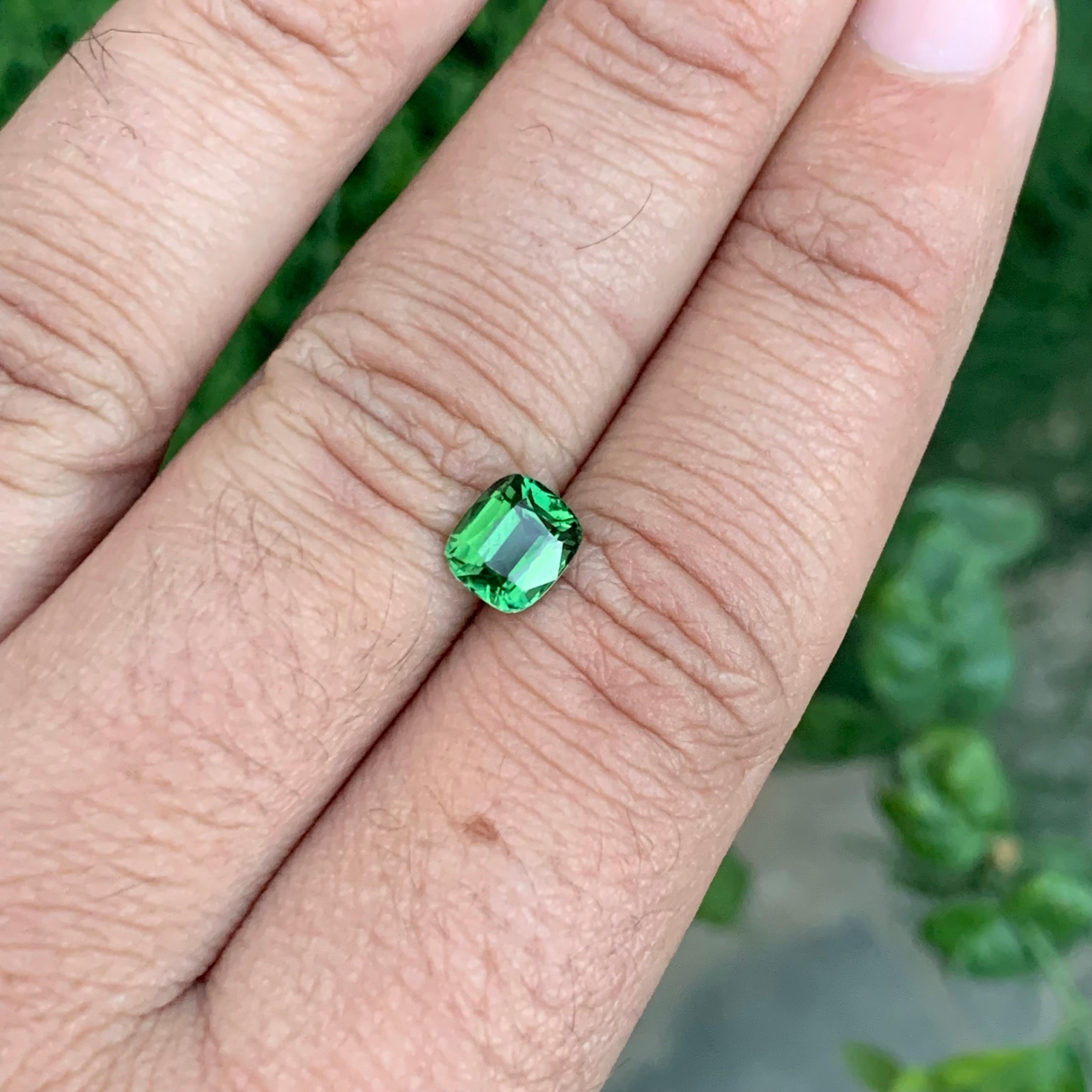 1.60 Carat Natural Loose Green Tourmaline Cushion Shape Gem en vente 3