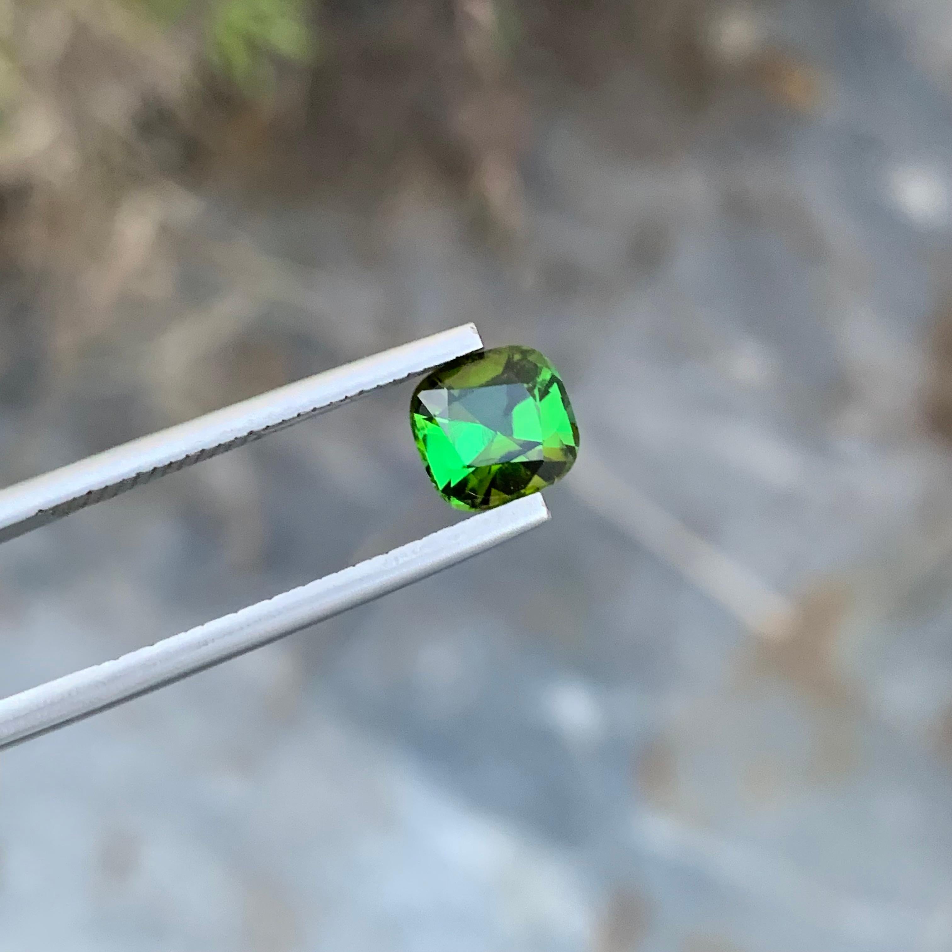 1.60 Carat Natural Loose Green Tourmaline Cushion Shape Gem From Afghanistan (Tourmaline verte en forme de coussin, en vrac, naturelle, d'Afghanistan) en vente 4
