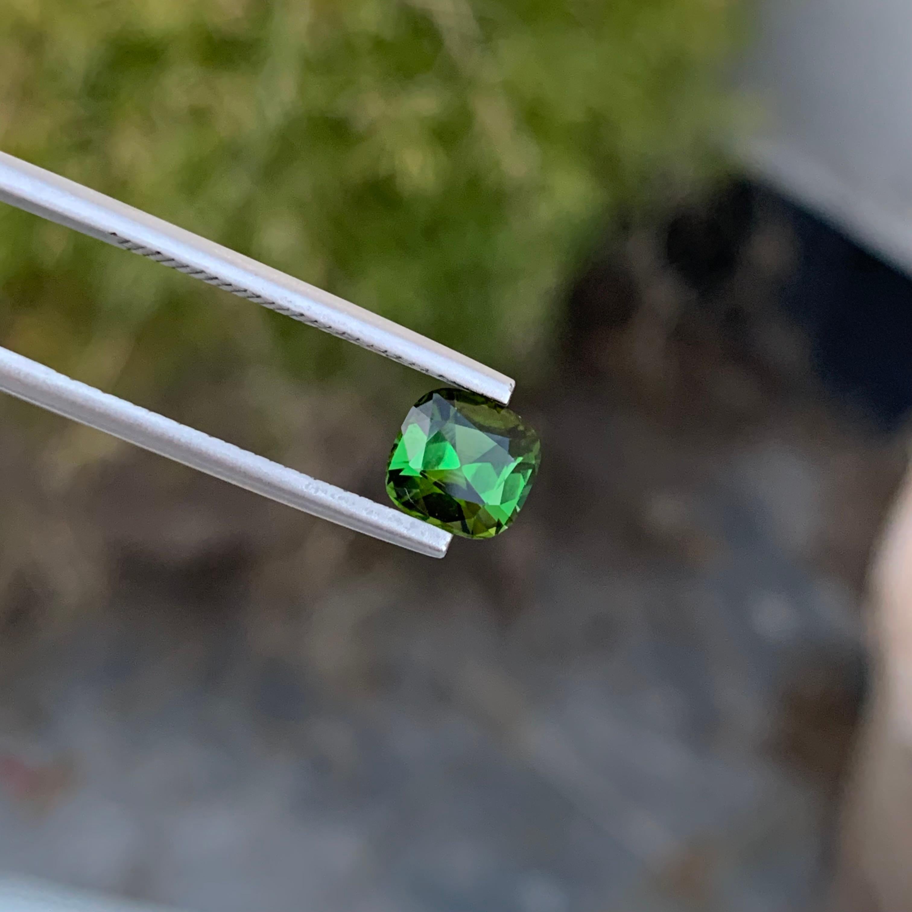 Arts and Crafts 1.60 Carat Natural Loose Green Tourmaline Cushion Shape Gem From Afghanistan (Tourmaline verte en forme de coussin, en vrac, naturelle, d'Afghanistan) en vente