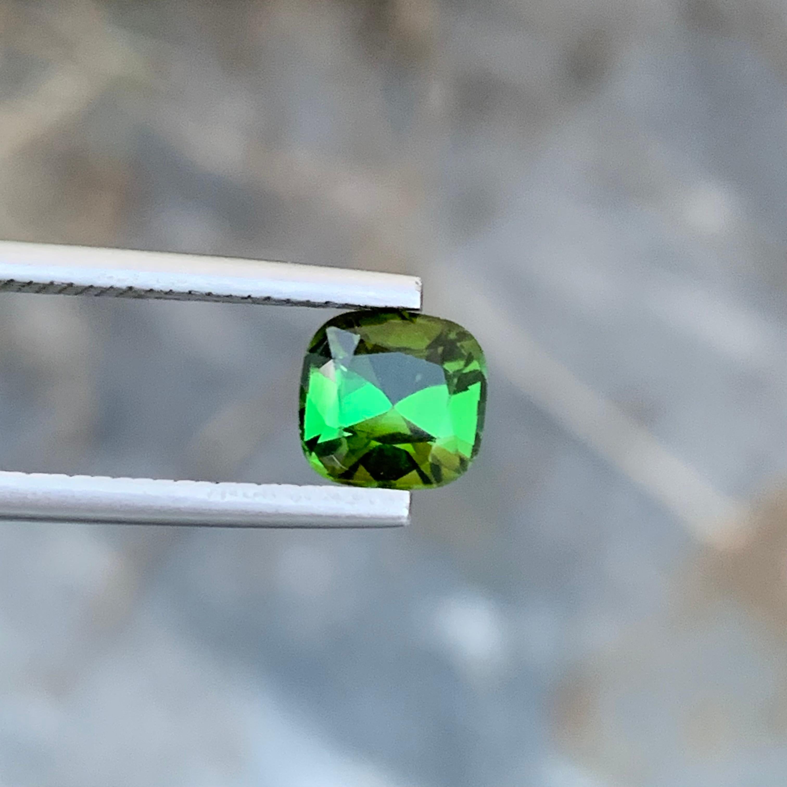 1.60 Carat Natural Loose Green Tourmaline Cushion Shape Gem From Afghanistan (Tourmaline verte en forme de coussin, en vrac, naturelle, d'Afghanistan) Neuf - En vente à Peshawar, PK