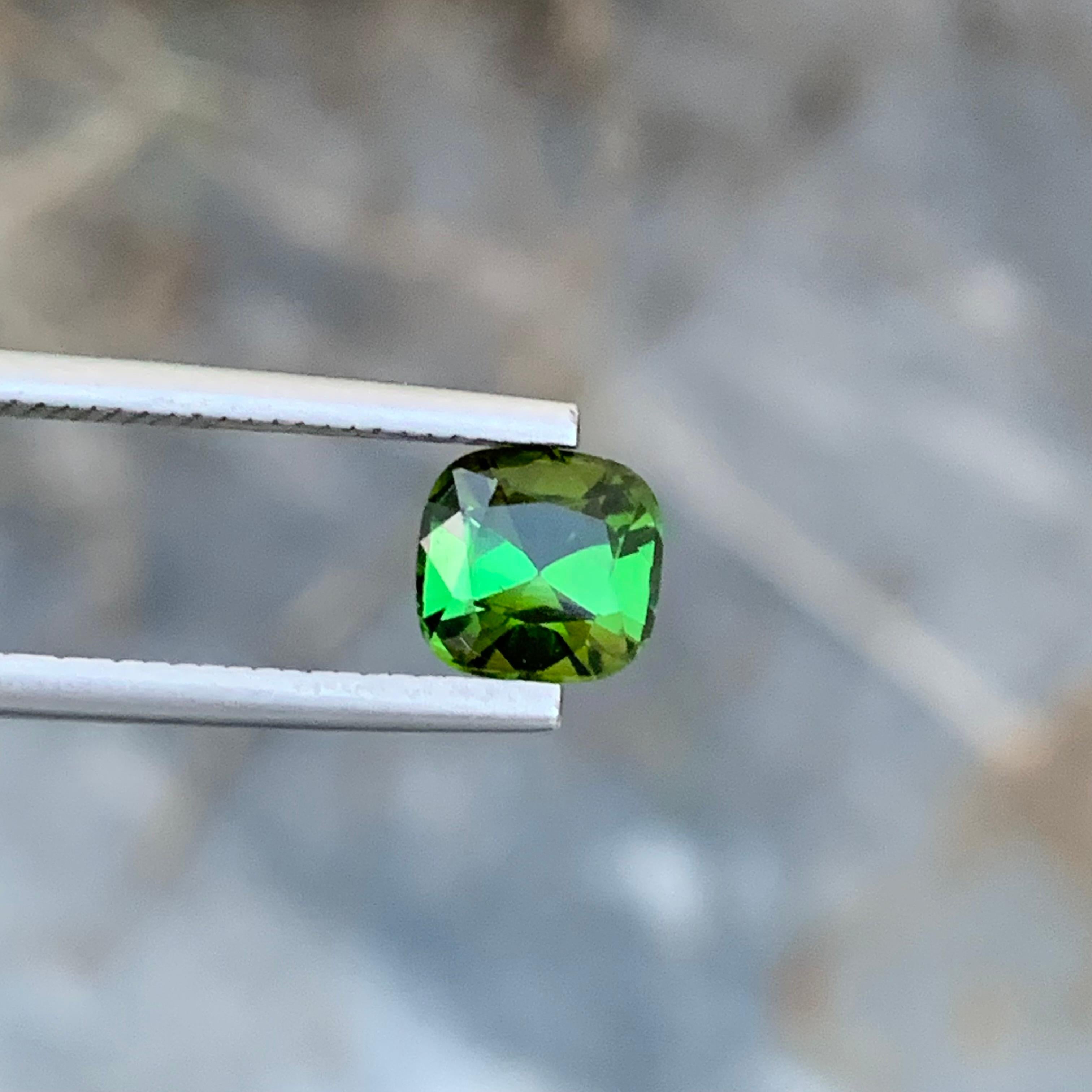 1.60 Carat Natural Loose Green Tourmaline Cushion Shape Gem From Afghanistan (Tourmaline verte en forme de coussin, en vrac, naturelle, d'Afghanistan) Unisexe en vente