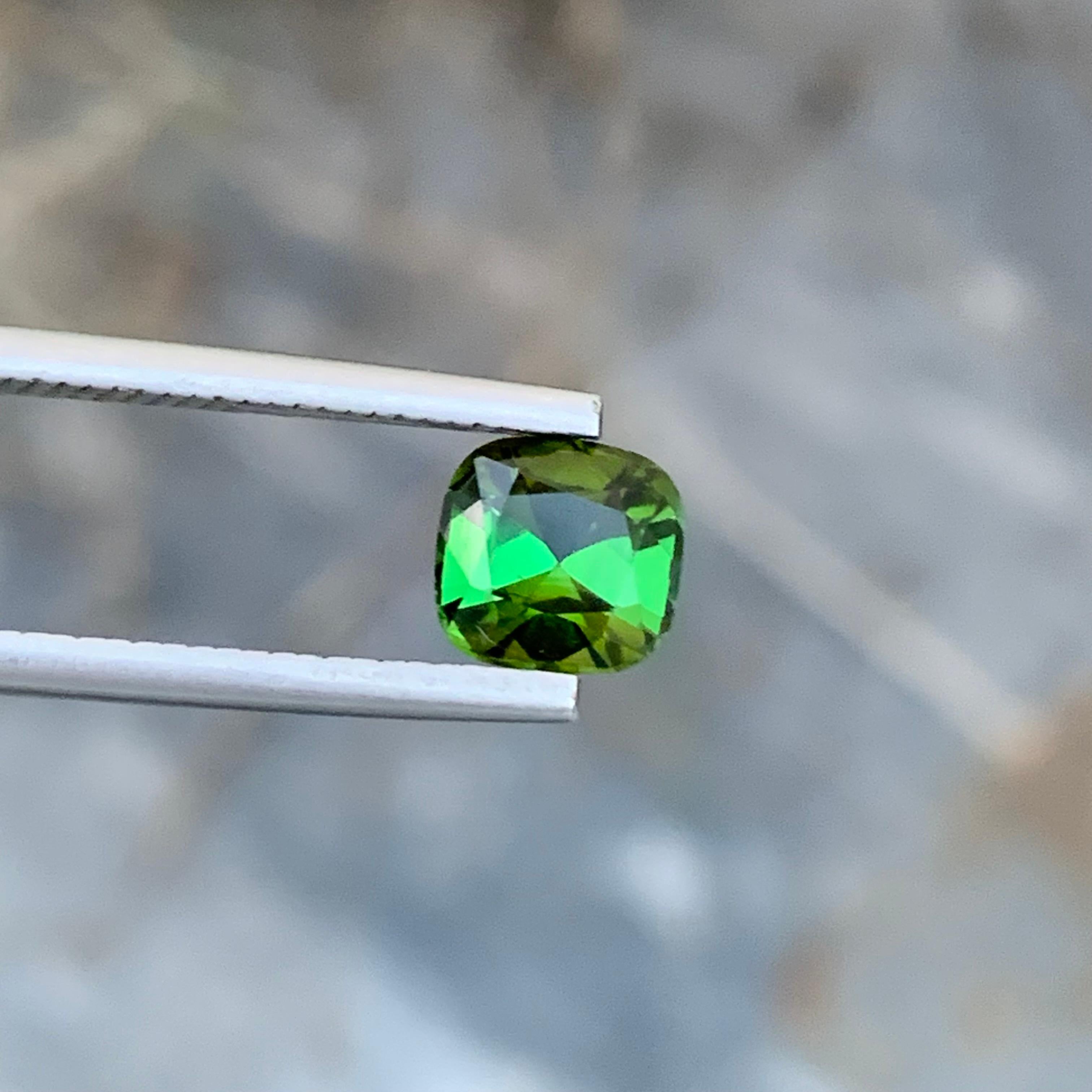 1.60 Carat Natural Loose Green Tourmaline Cushion Shape Gem From Afghanistan (Tourmaline verte en forme de coussin, en vrac, naturelle, d'Afghanistan) en vente 1