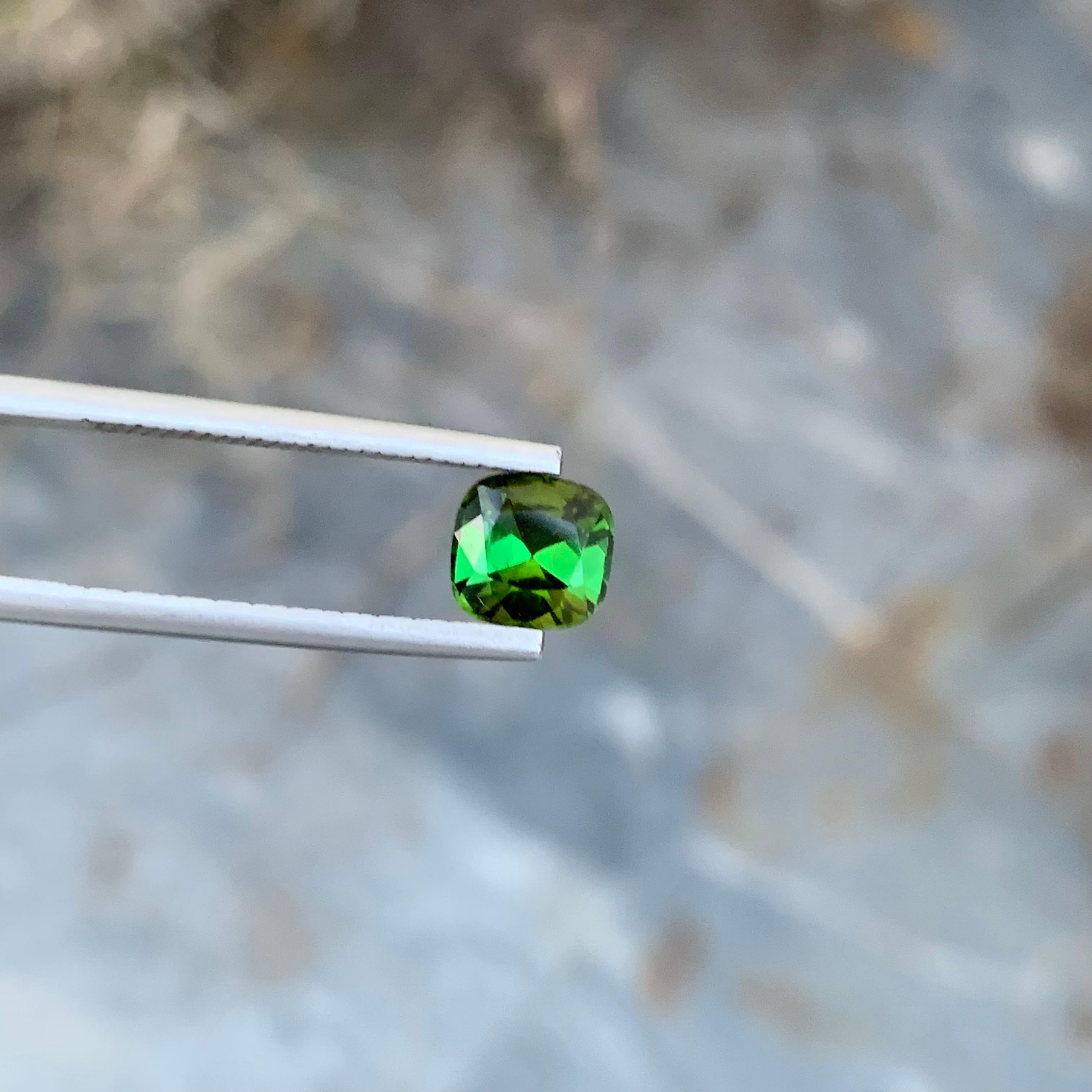 1.60 Carat Natural Loose Green Tourmaline Cushion Shape Gem From Afghanistan (Tourmaline verte en forme de coussin, en vrac, naturelle, d'Afghanistan) en vente 2