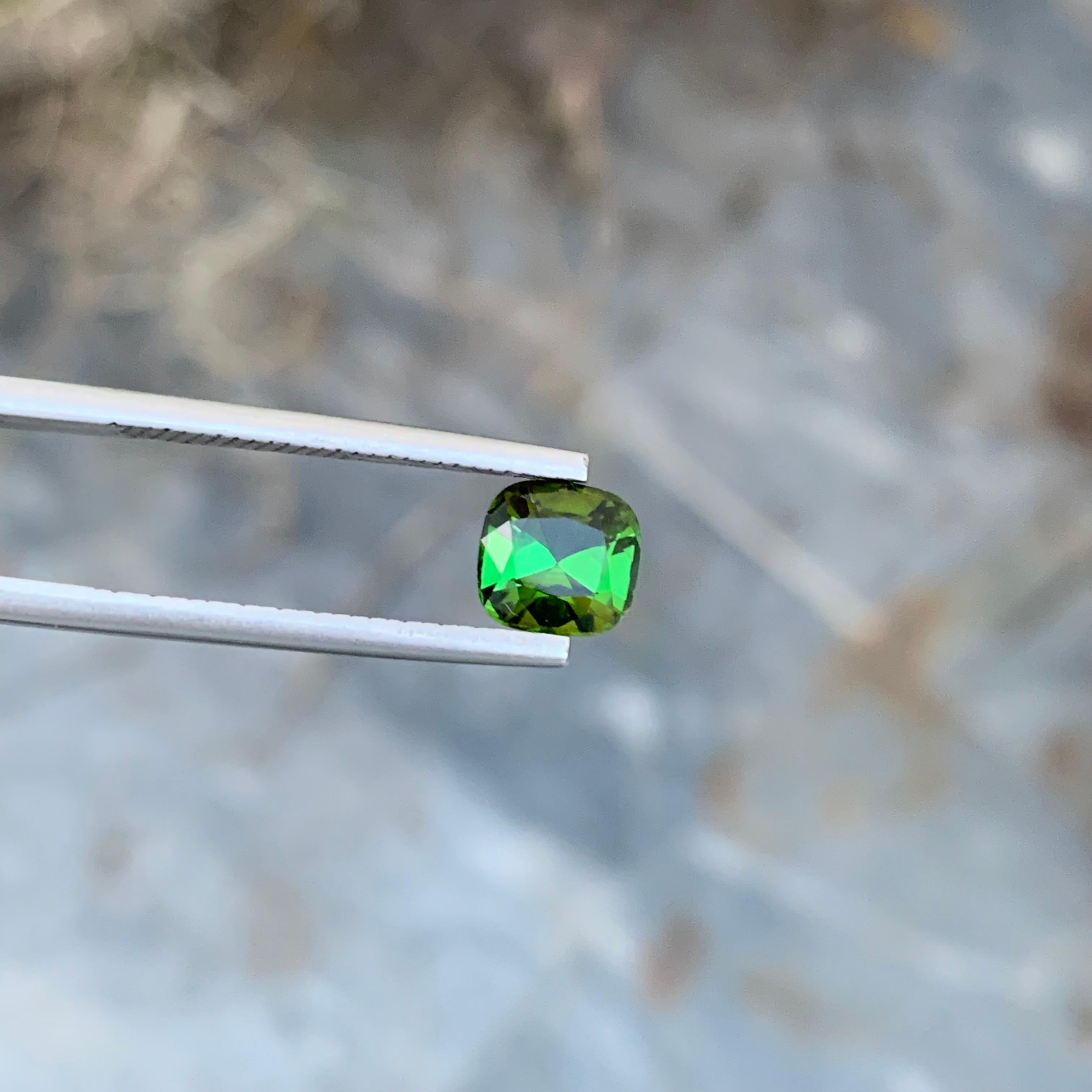 1.60 Carat Natural Loose Green Tourmaline Cushion Shape Gem From Afghanistan (Tourmaline verte en forme de coussin, en vrac, naturelle, d'Afghanistan) en vente 3