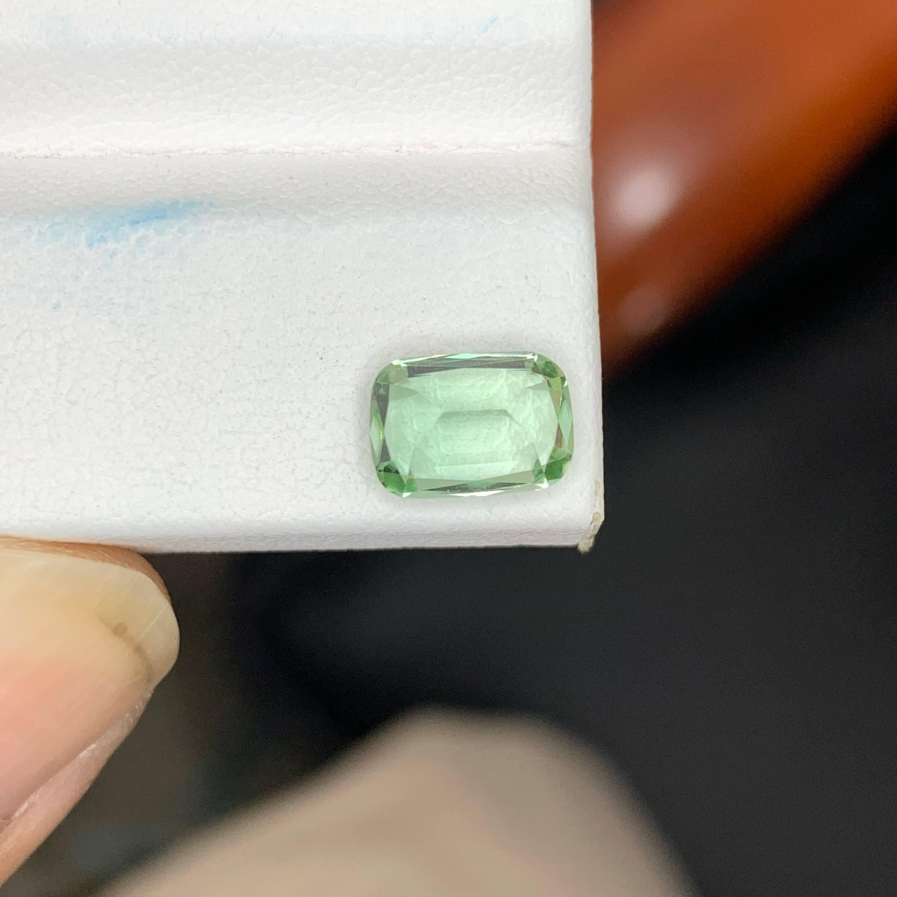 Moderno 1.60 Carati di tormalina verde menta naturale sfusa con taglio a cuscino Gemma afgana in vendita