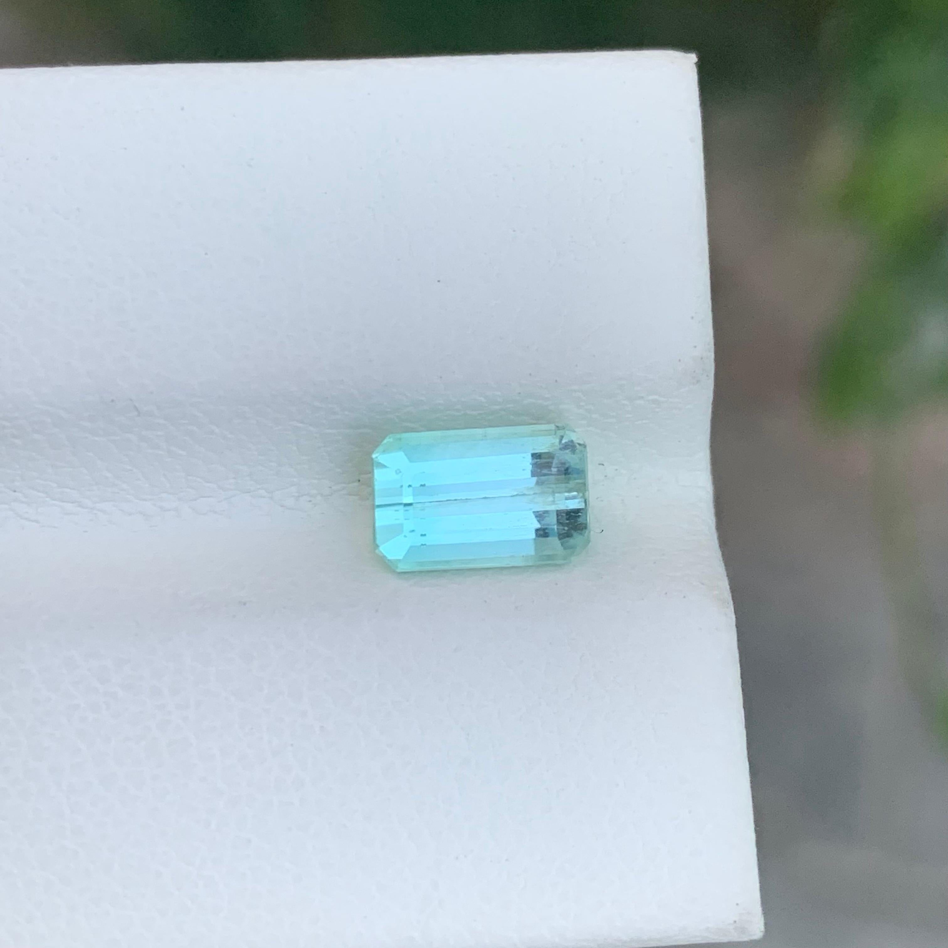 Arts and Crafts 1.60 Carat Natural Loose Mint Green Tourmaline Emerald Shape Gemstone (pierre précieuse en forme d'émeraude) en vente