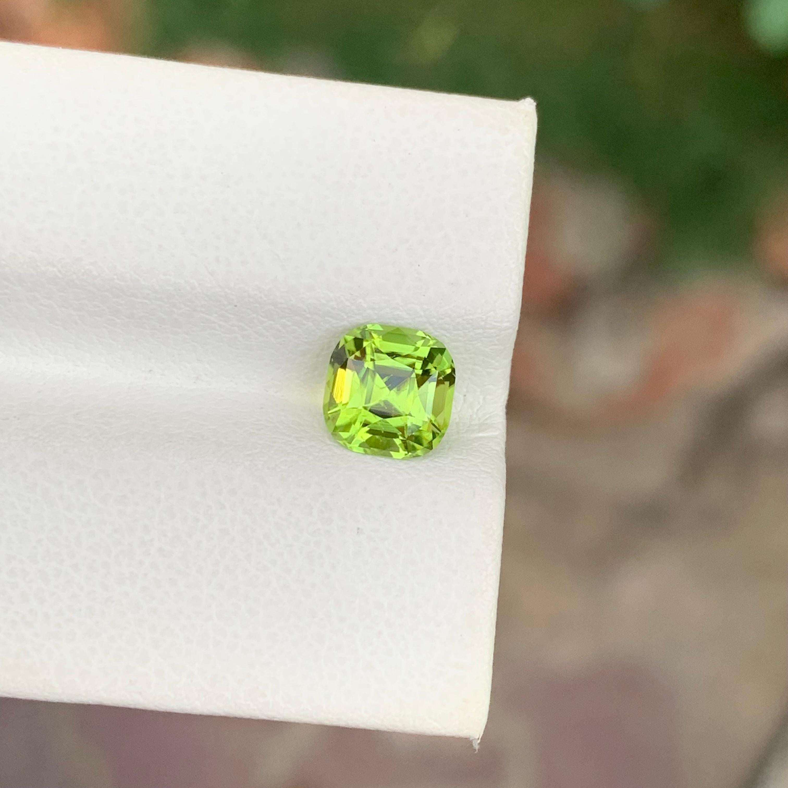 Peridoto suelto

Peso: 1,60 quilates
Dimensión: 6,9 x 6,8 x 4,9 Mm
Color: Verde
Origen: Valle de Supat, Pakistán
Forma: Cojín 
Certificado: A petición
Tratamiento: No

El peridoto, una gema vibrante y lustrosa, ha sido apreciada durante siglos por