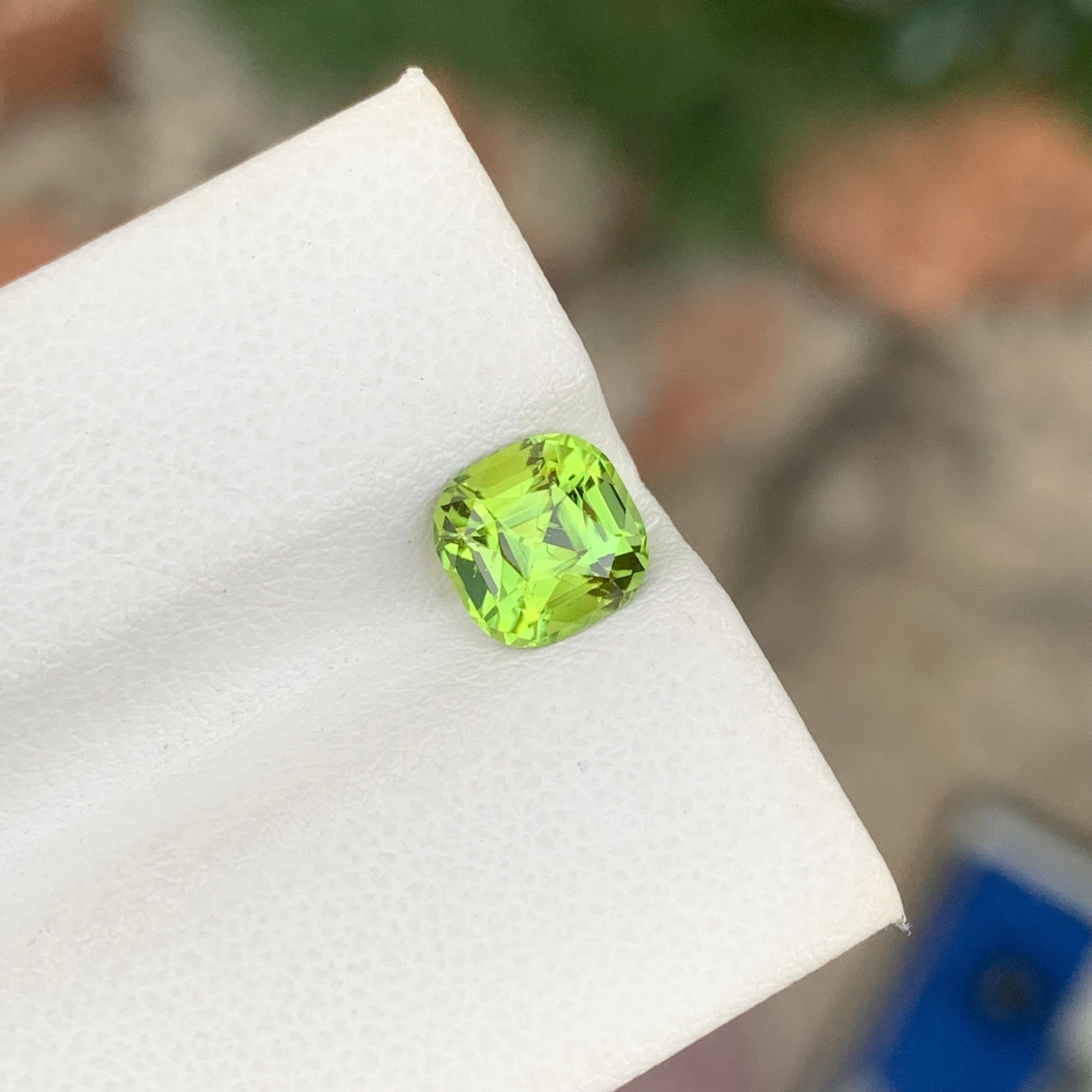 Gema suelta de peridoto natural de 1,60 quilates en forma de cojín en venta 1