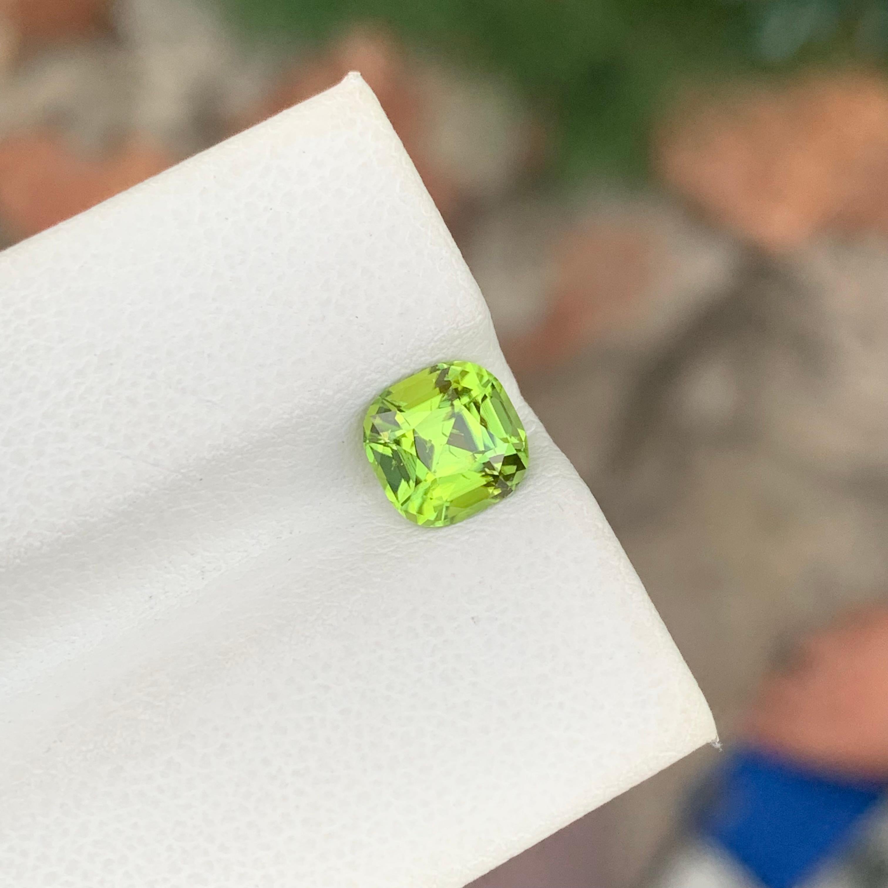 Gema suelta de peridoto natural de 1,60 quilates en forma de cojín en venta 2