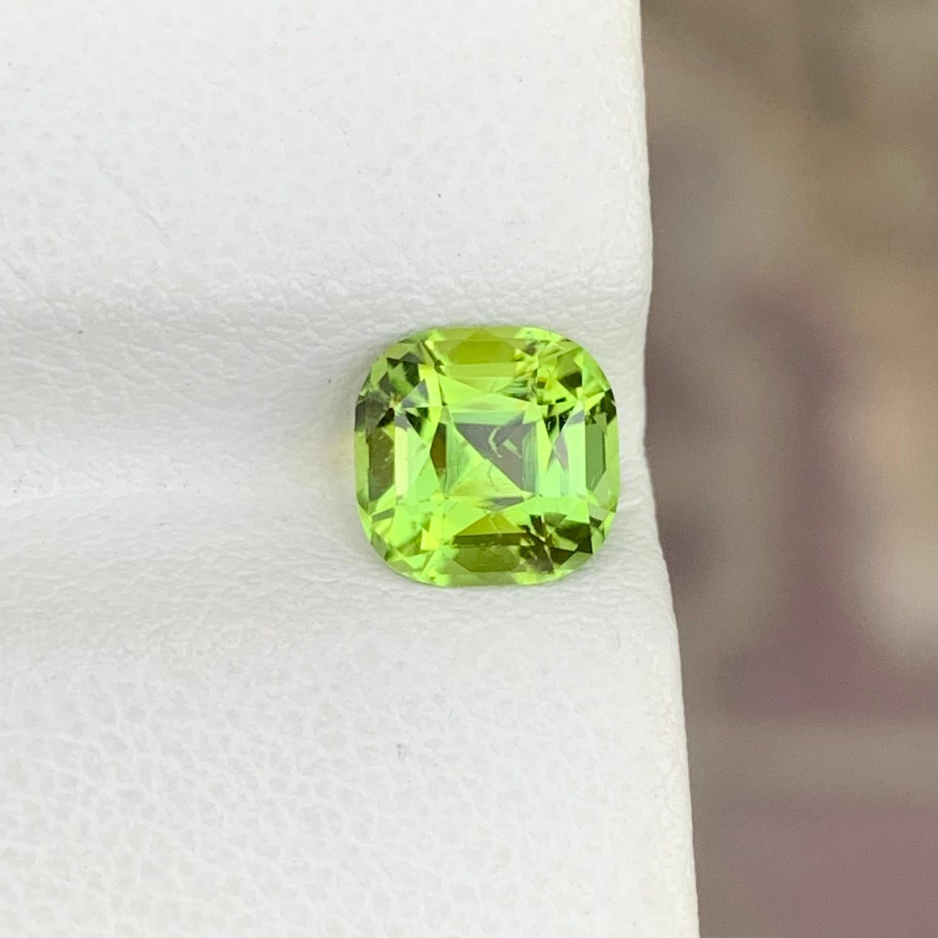 Gema suelta de peridoto natural de 1,60 quilates en forma de cojín en venta 3