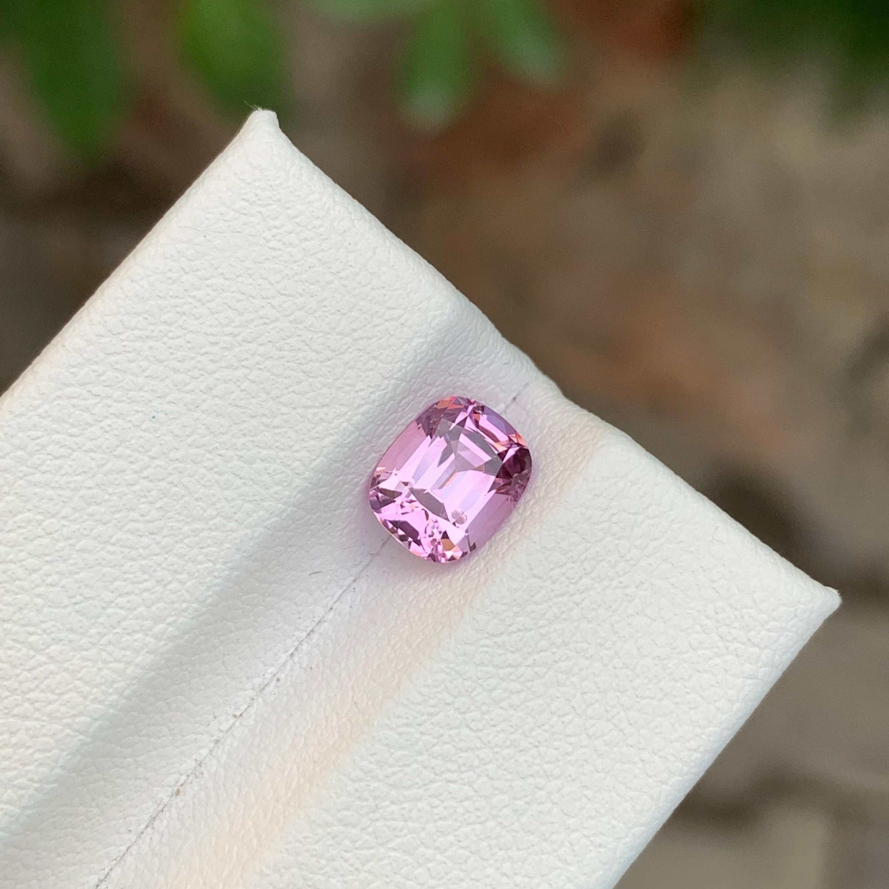 Femenino o masculino 1,60 quilates de espinela rosa natural suelta en forma de cojín procedente de Tanzania en venta