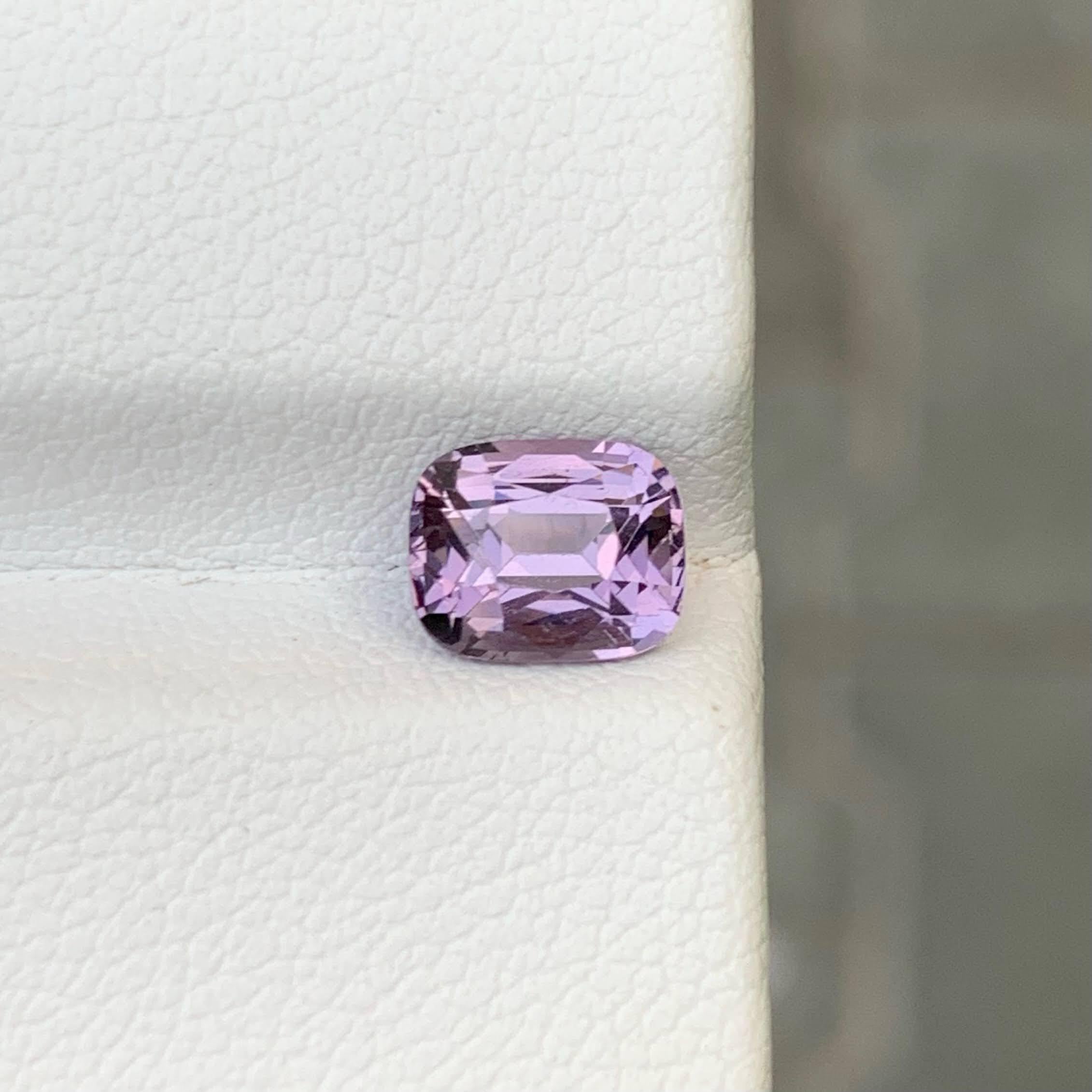 Peso 1,60 carati 
Dimensioni 7,3x5,9x4,6mm
Trattamento Nessuno 
Origine Birmana 
Pulizia degli occhi di chiarezza 
Forma taglio cuscino 





Questo spinello birmano rosa violaceo sfuso da 1,60 carati è una gemma straordinaria con un taglio a