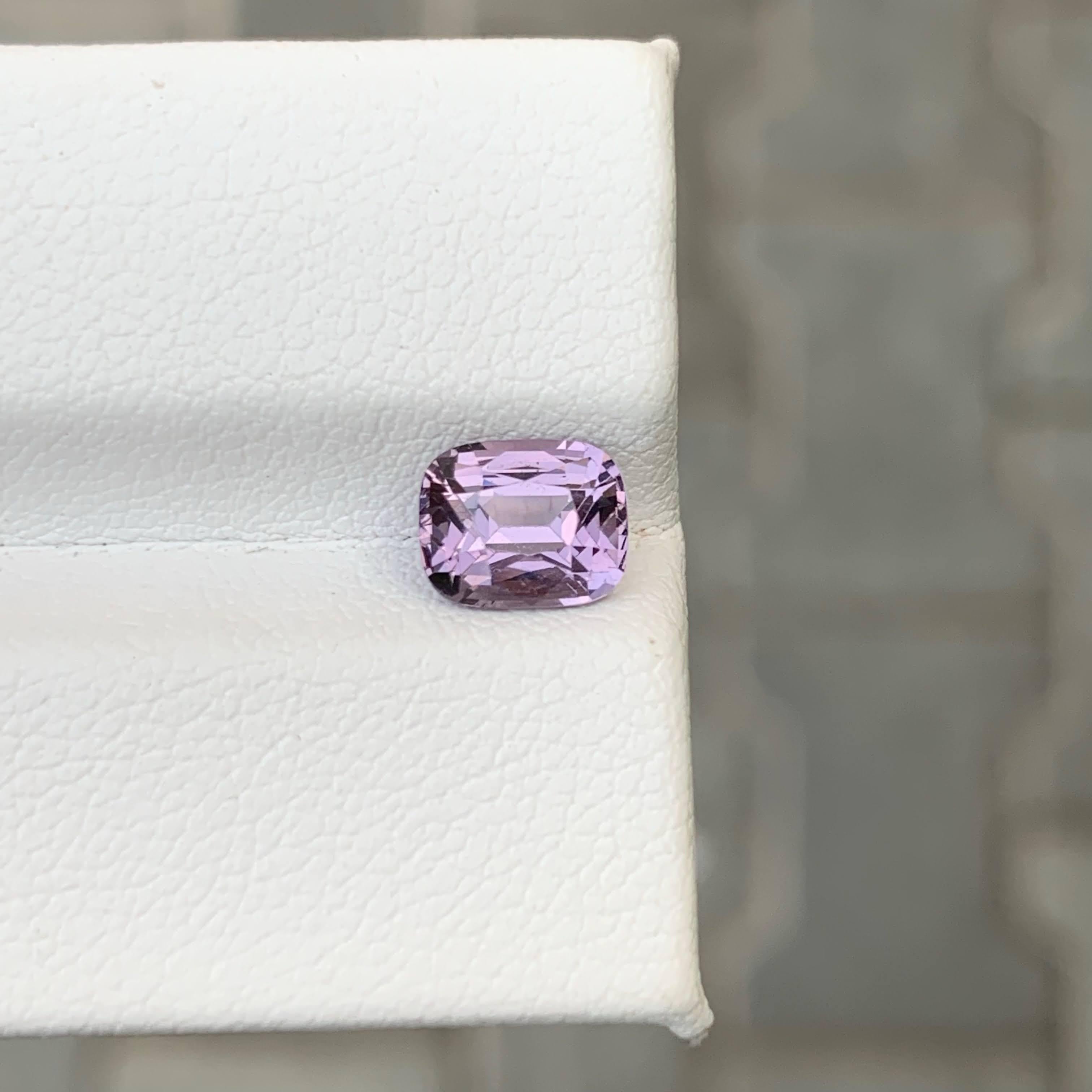 Moderno 1,60 Carati di Spinello birmano rosa violaceo naturale sciolto con taglio a cuscino in vendita