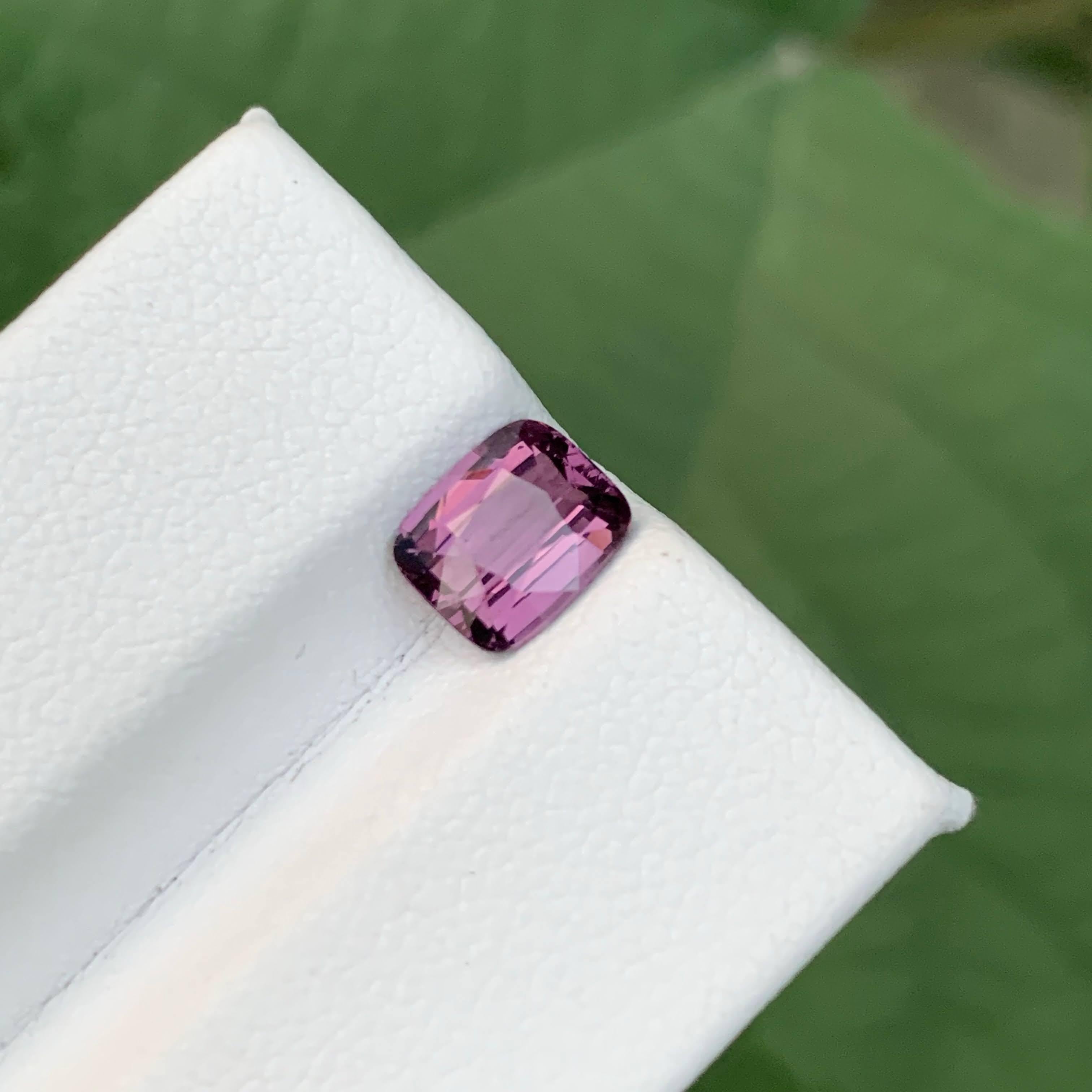 1.60 Carati di Spinello rosa violaceo sciolto naturale con taglio a cuscino Gemma della Tanzania in vendita 4