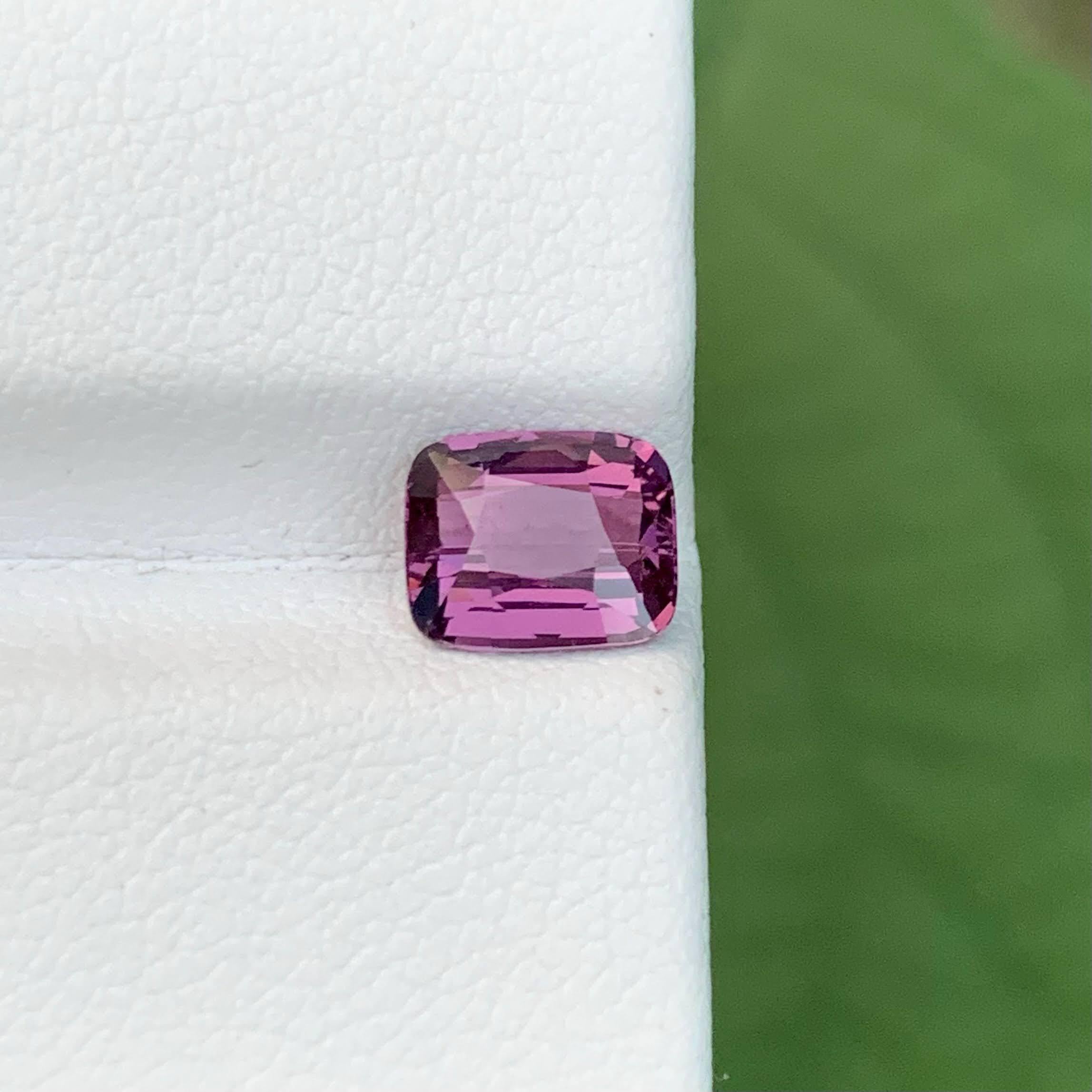Peso 1,60 carati 
Dimensioni 7,4x6,0x3,9 mm
Trattamento Nessuno
Origine Birmana 
Pulizia degli occhi di chiarezza 
Forma taglio cuscino 





Questo spinello rosa violaceo naturale sfuso da 1,60 carati proveniente dalla Tanzania è una gemma squisita