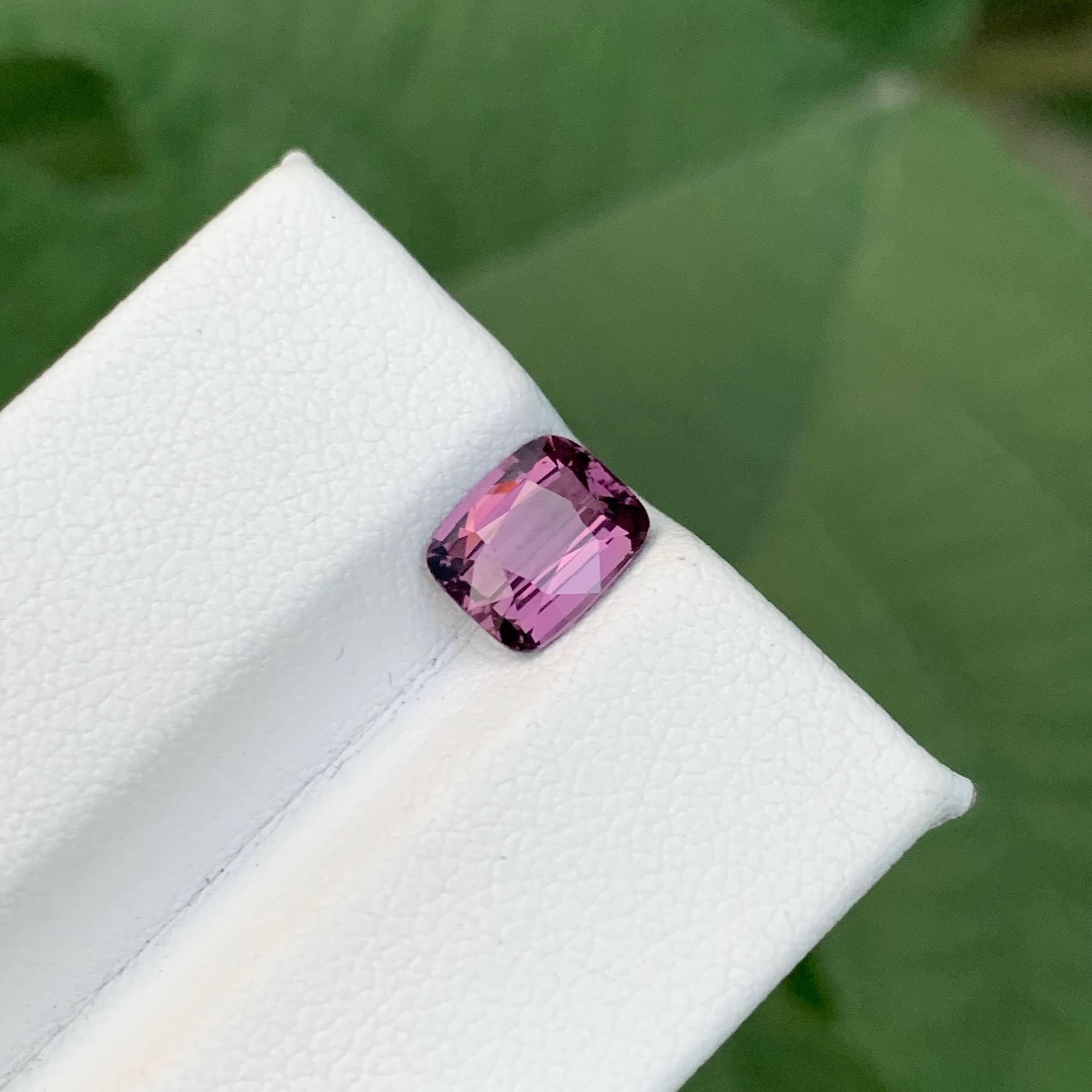 Moderno 1.60 Carati di Spinello rosa violaceo sciolto naturale con taglio a cuscino Gemma della Tanzania in vendita
