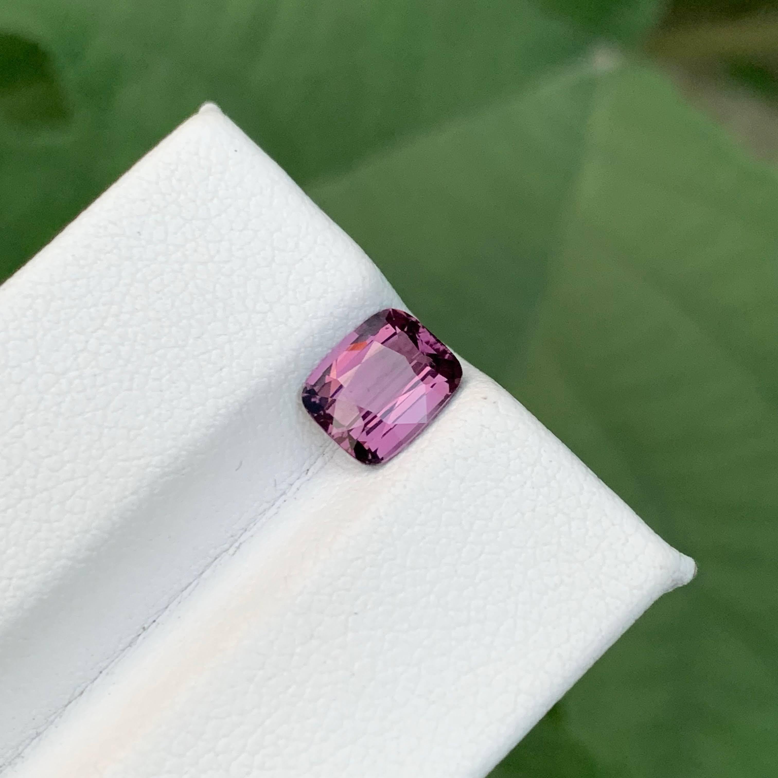 Taglio cuscino 1.60 Carati di Spinello rosa violaceo sciolto naturale con taglio a cuscino Gemma della Tanzania in vendita